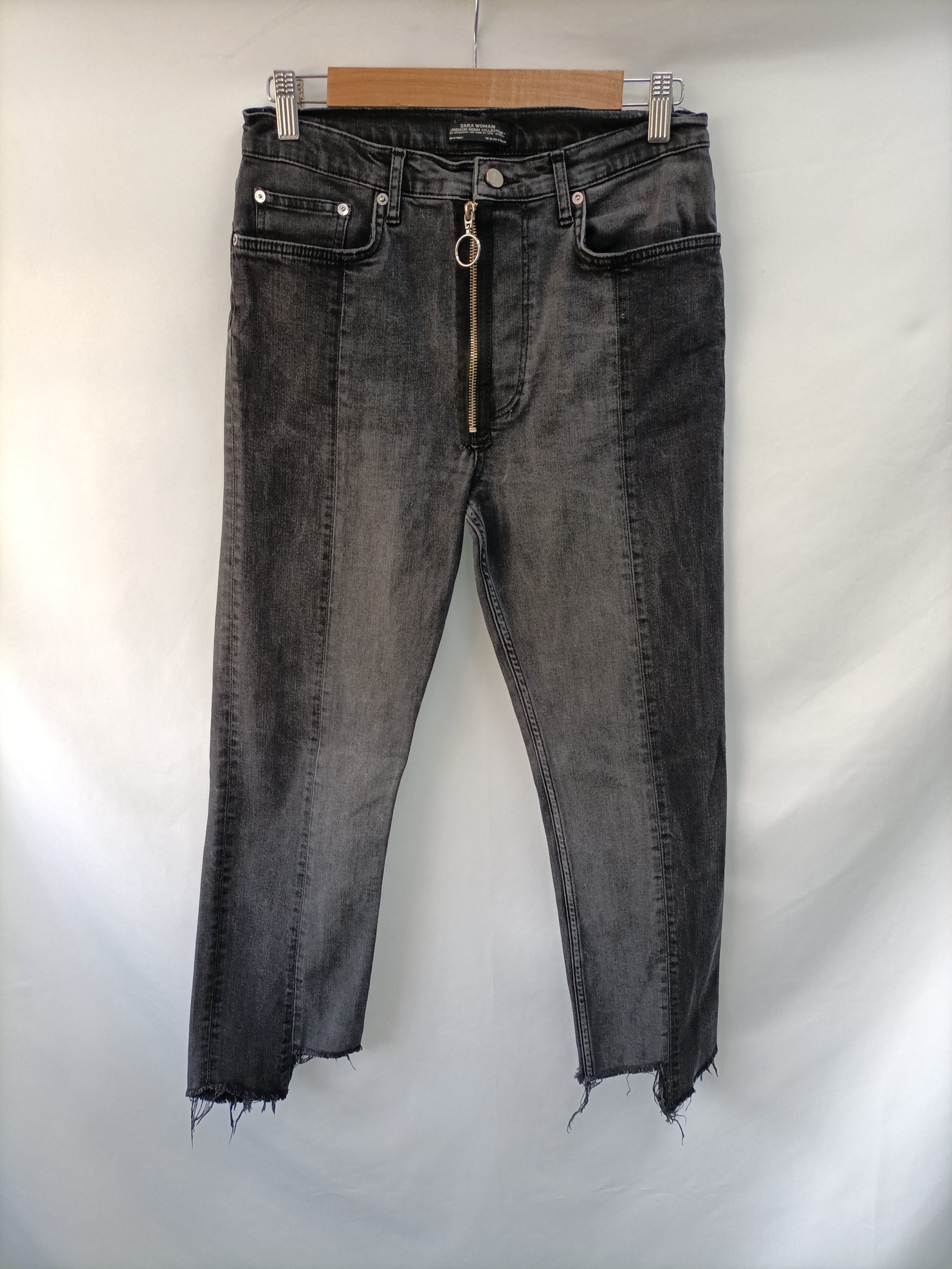 ZARA. Pantalón negro cremallera T.36