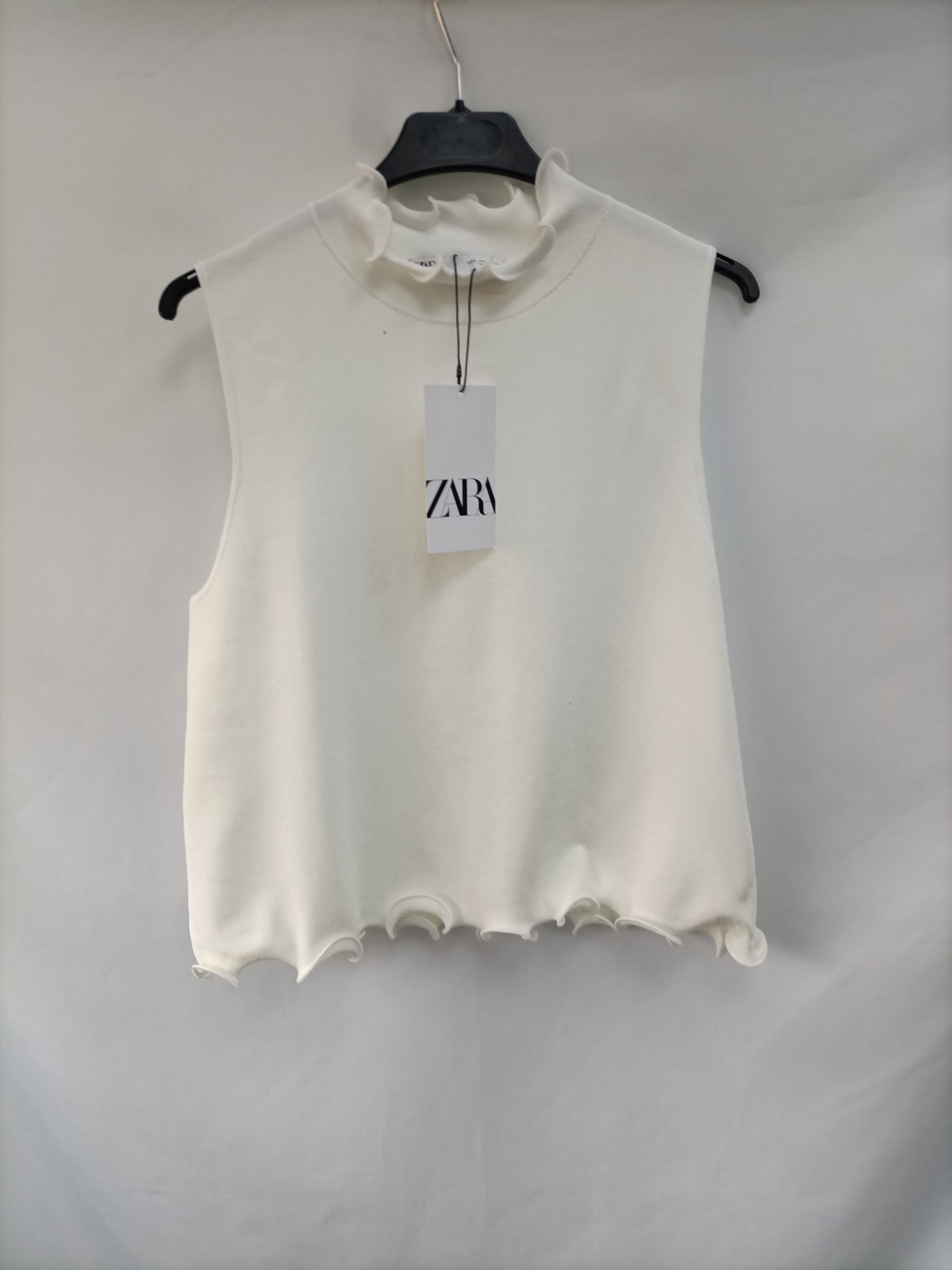 ZARA. Top punto blanco T.l