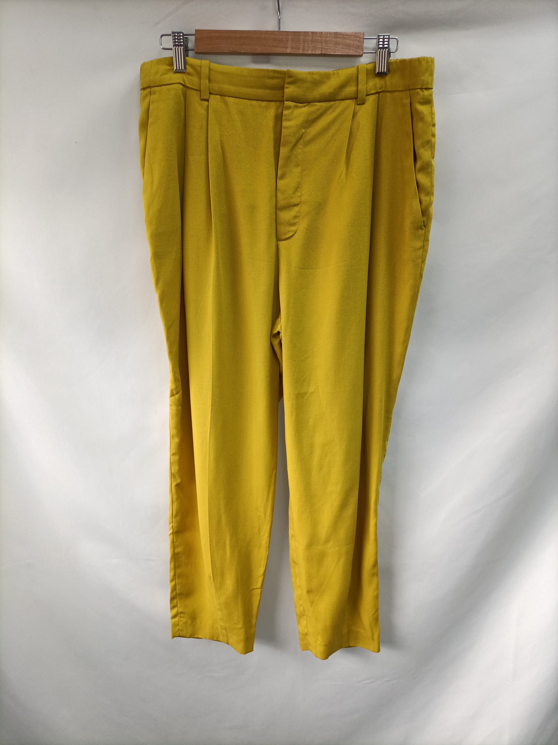 ZARA. Pantalón fluido mostaza T.l
