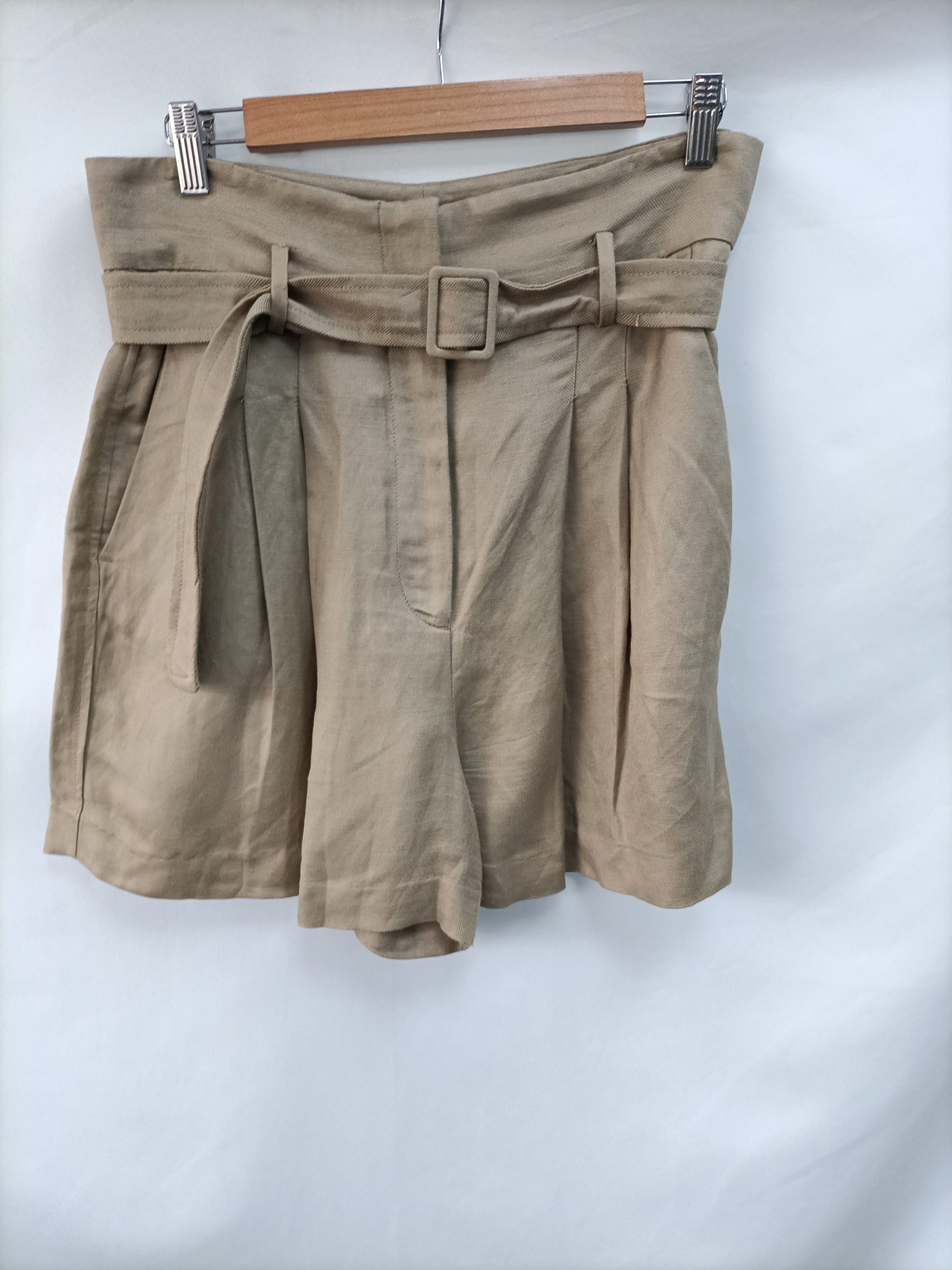 MANGO. Shorts beige Fluido T.40
