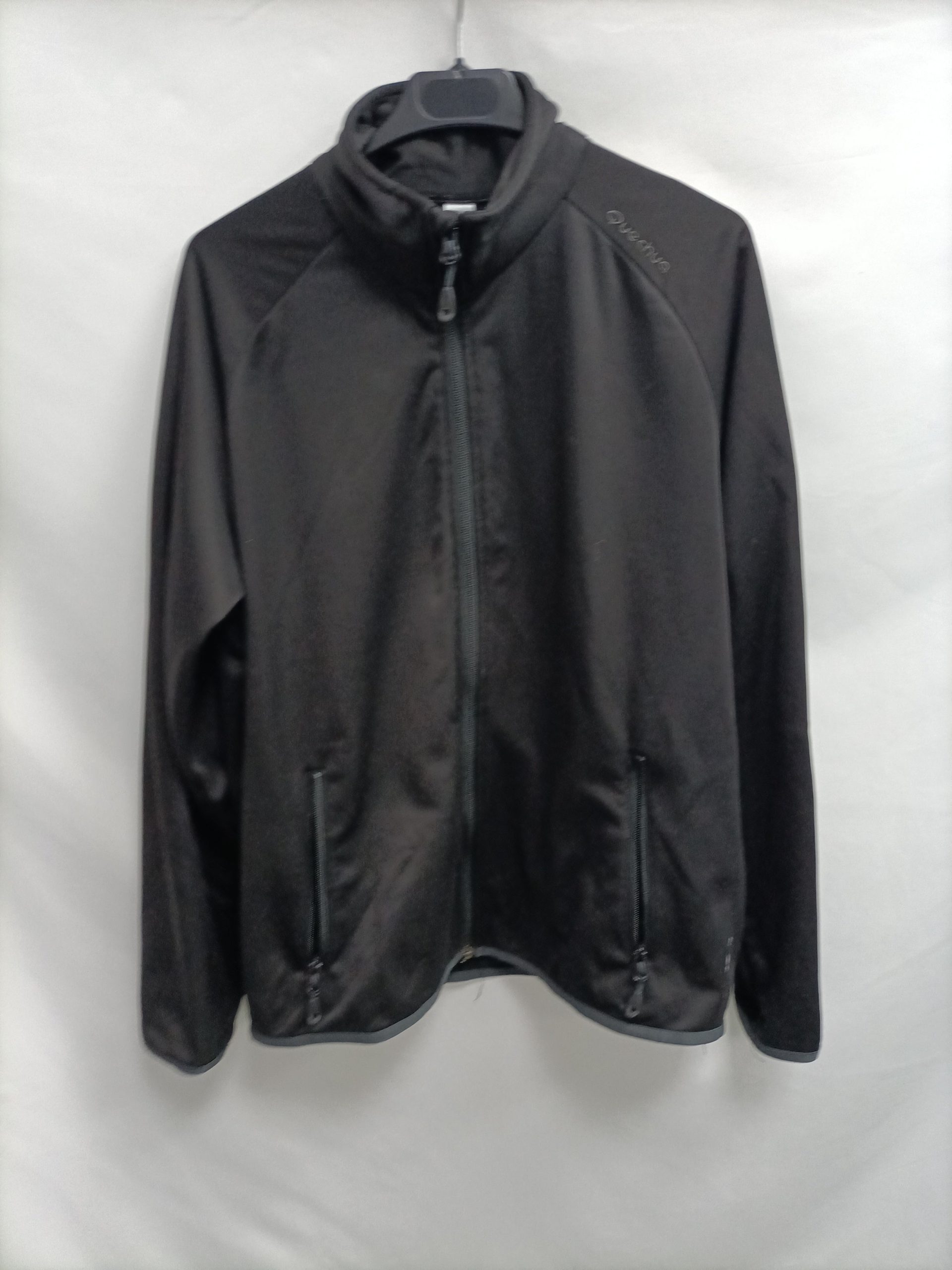 QUECHUA. Cortavientos negro T.m