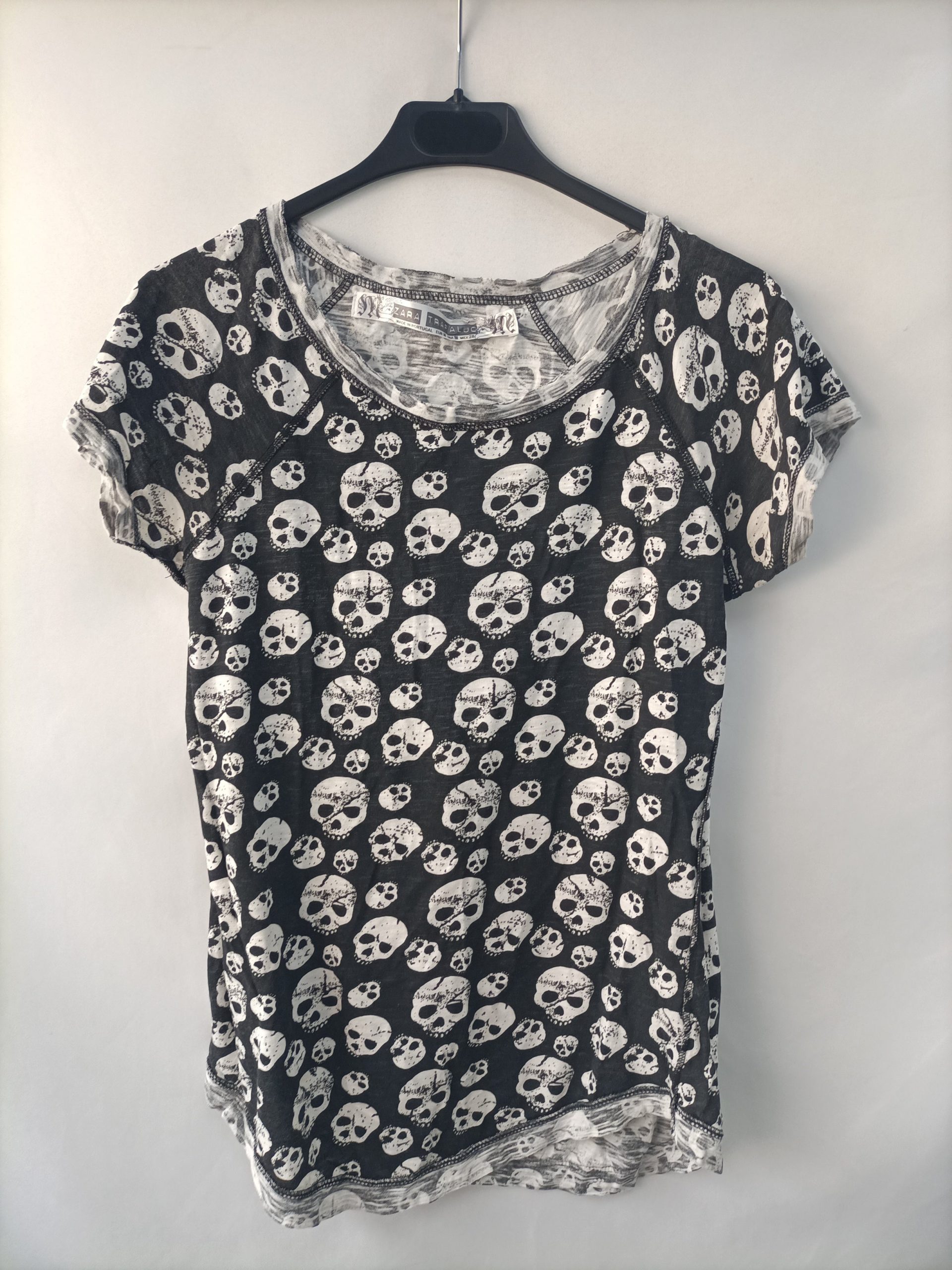 ZARA. Camiseta calaveras