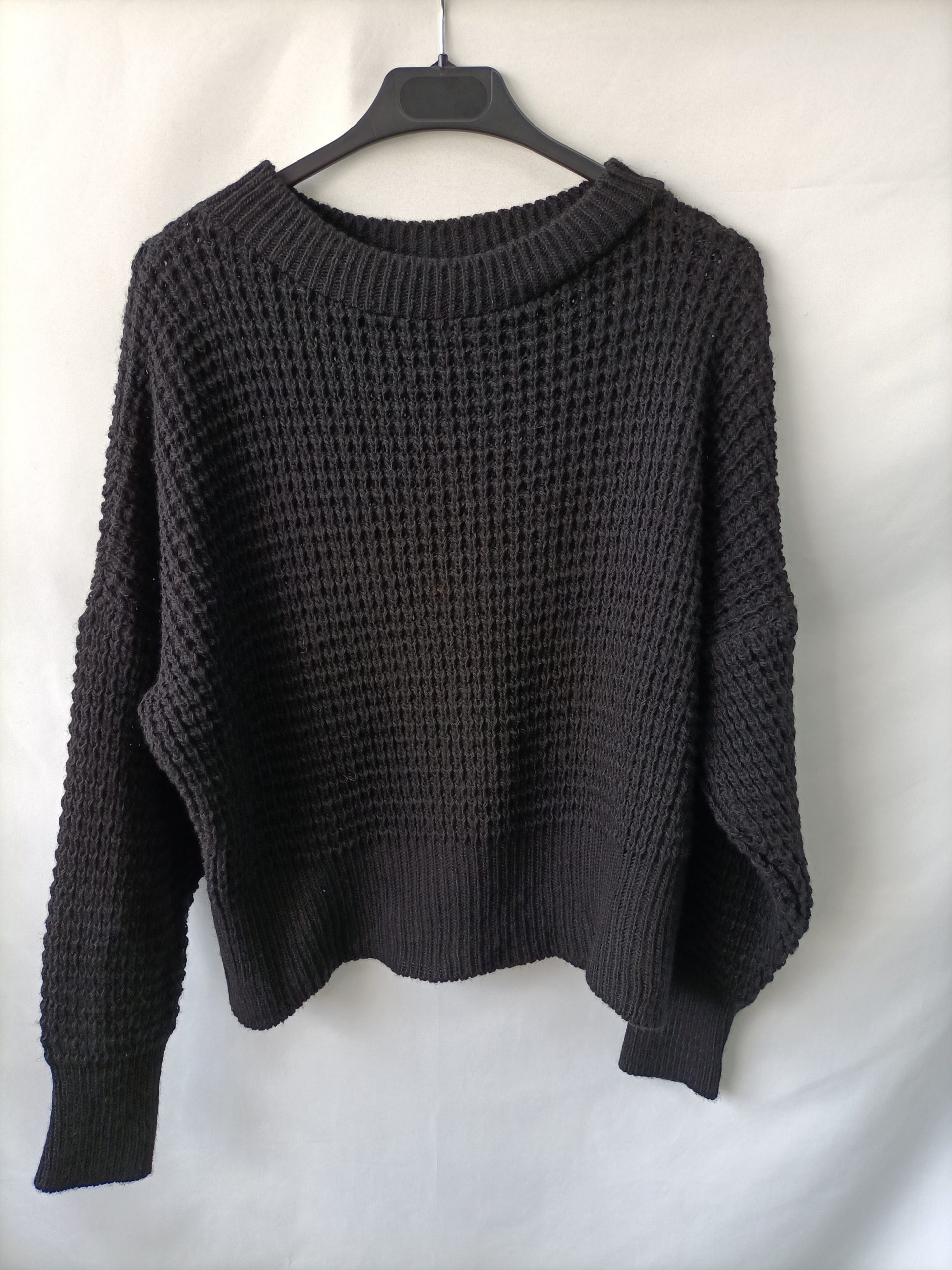 OTRAS. Jersey negro punto Tu(s)