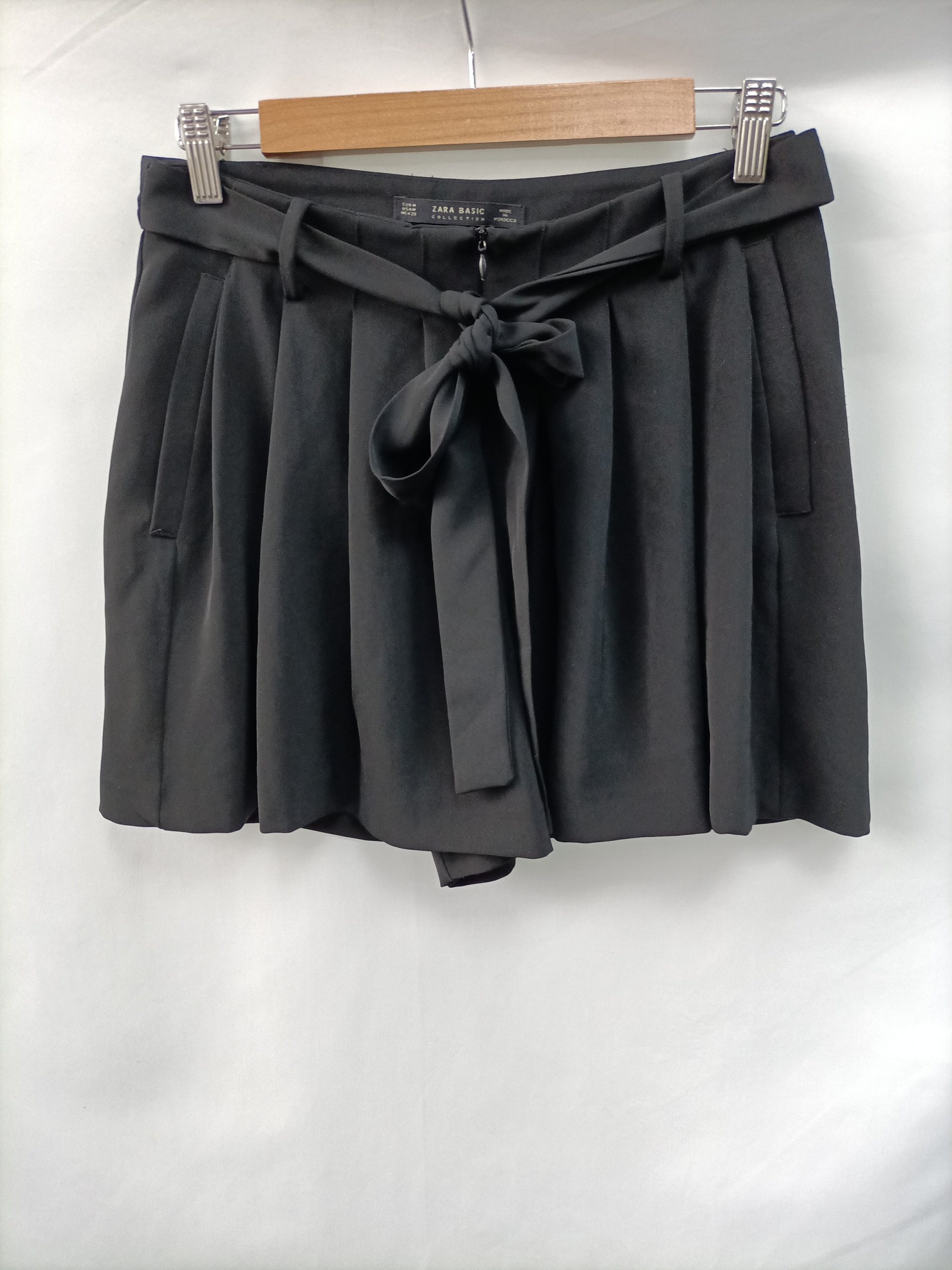 ZARA. Shorts negros fluido T.m