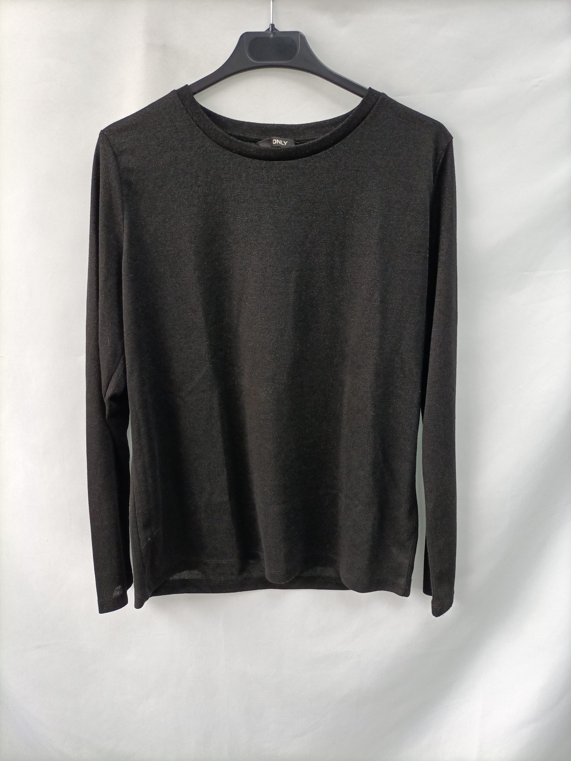 ONLY. Camiseta negra hilos T.l