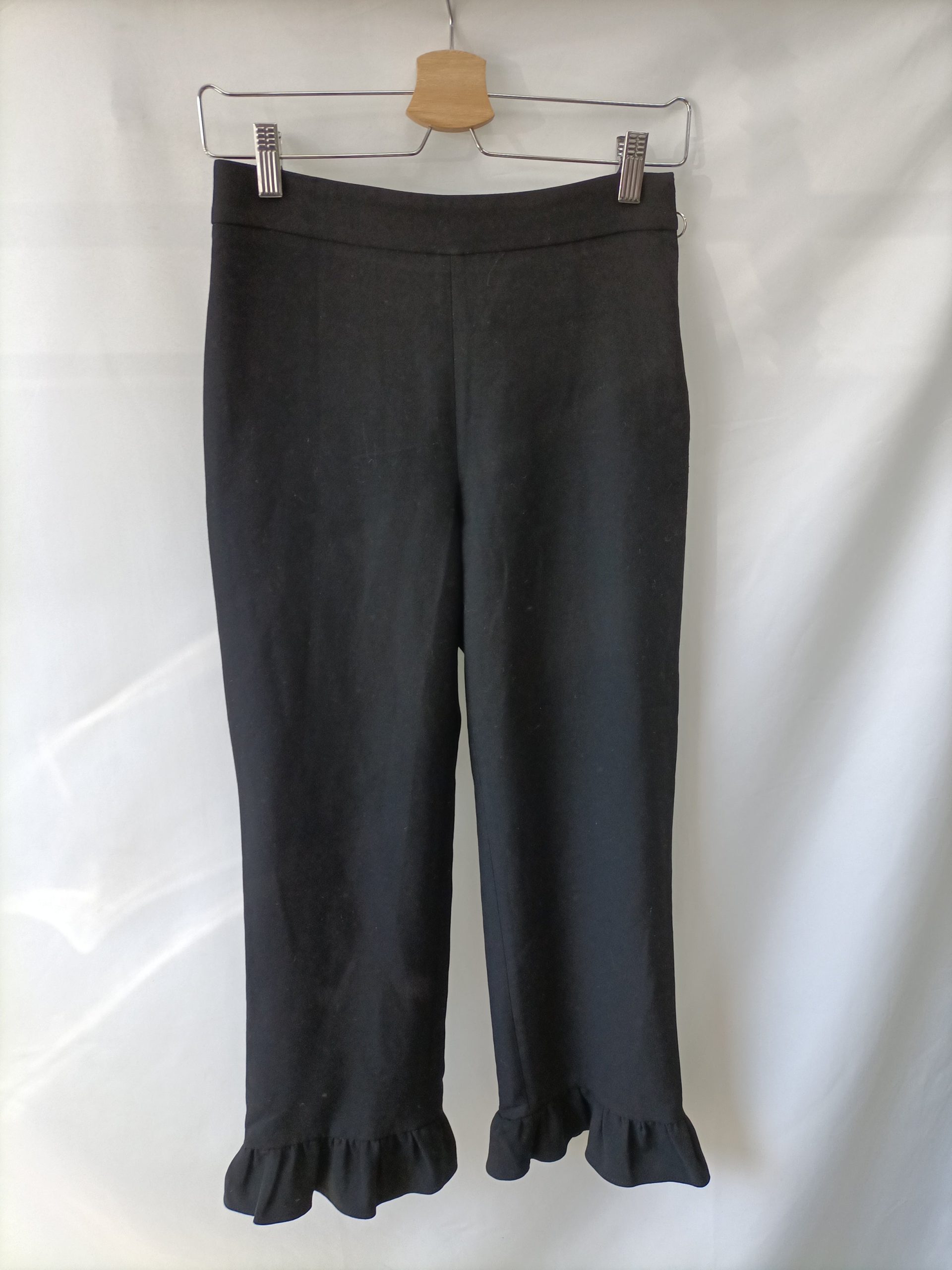 ZARA. Pantalones negros volantes T.xs