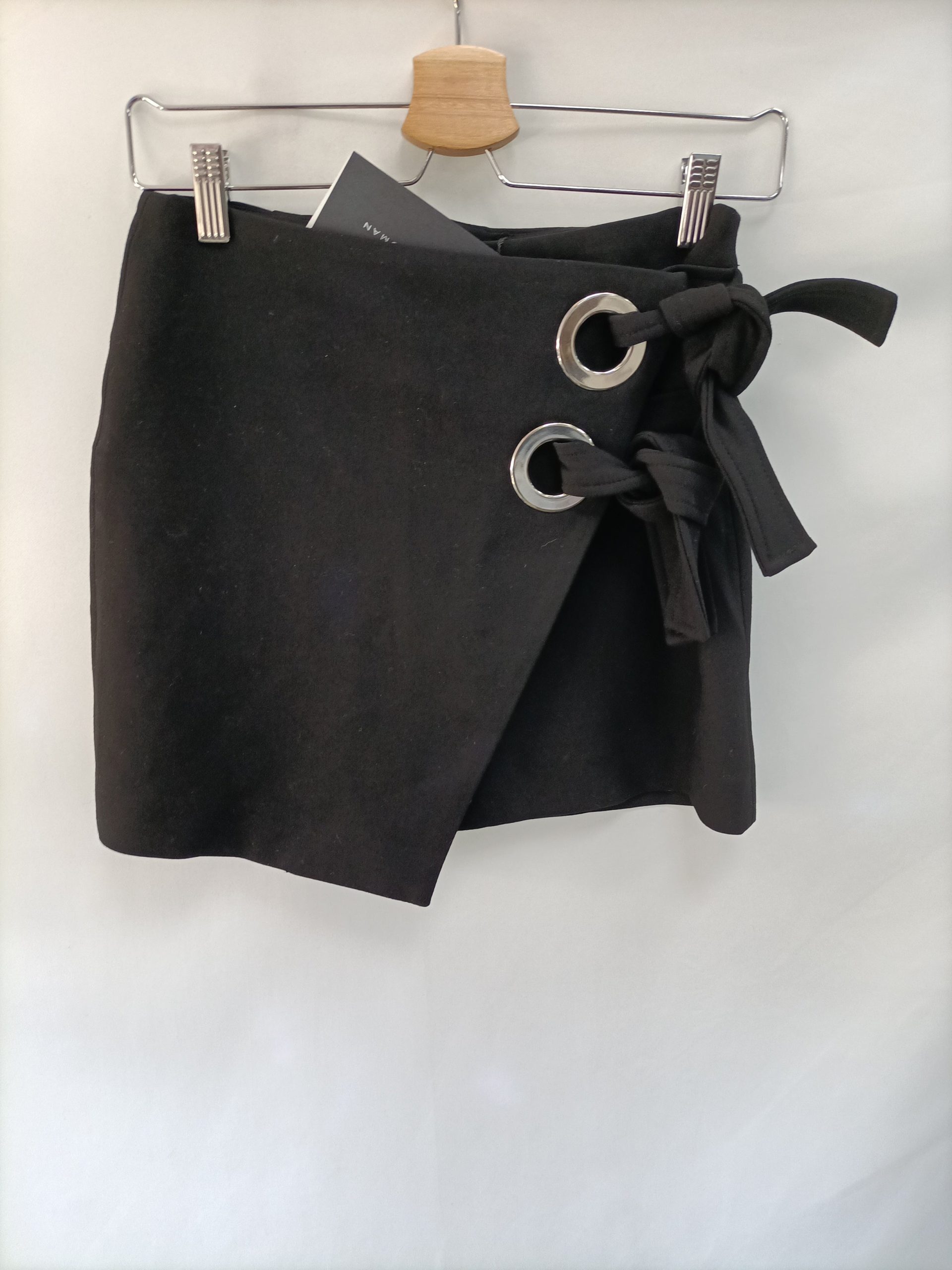 ZARA. Falda negra cruzada cuerda T.xs