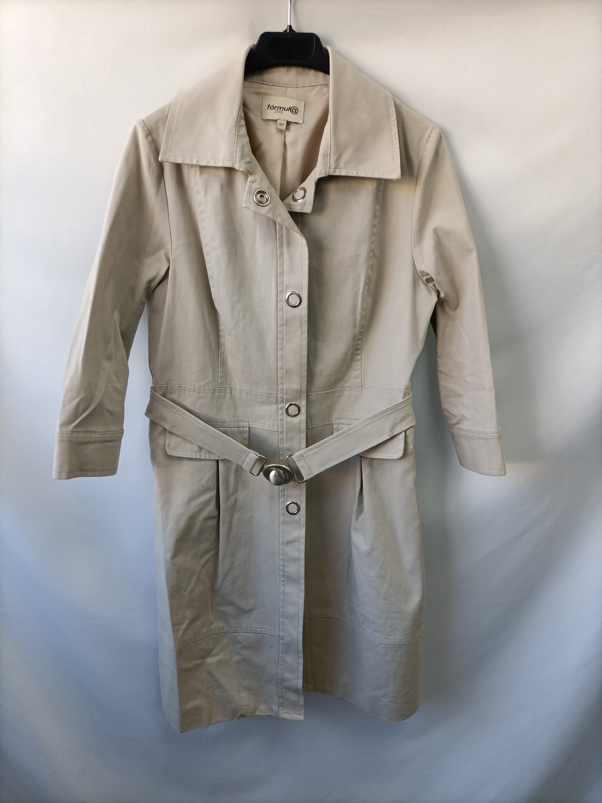 FÓRMULA JOVEN. Chaqueta beige denim T.42