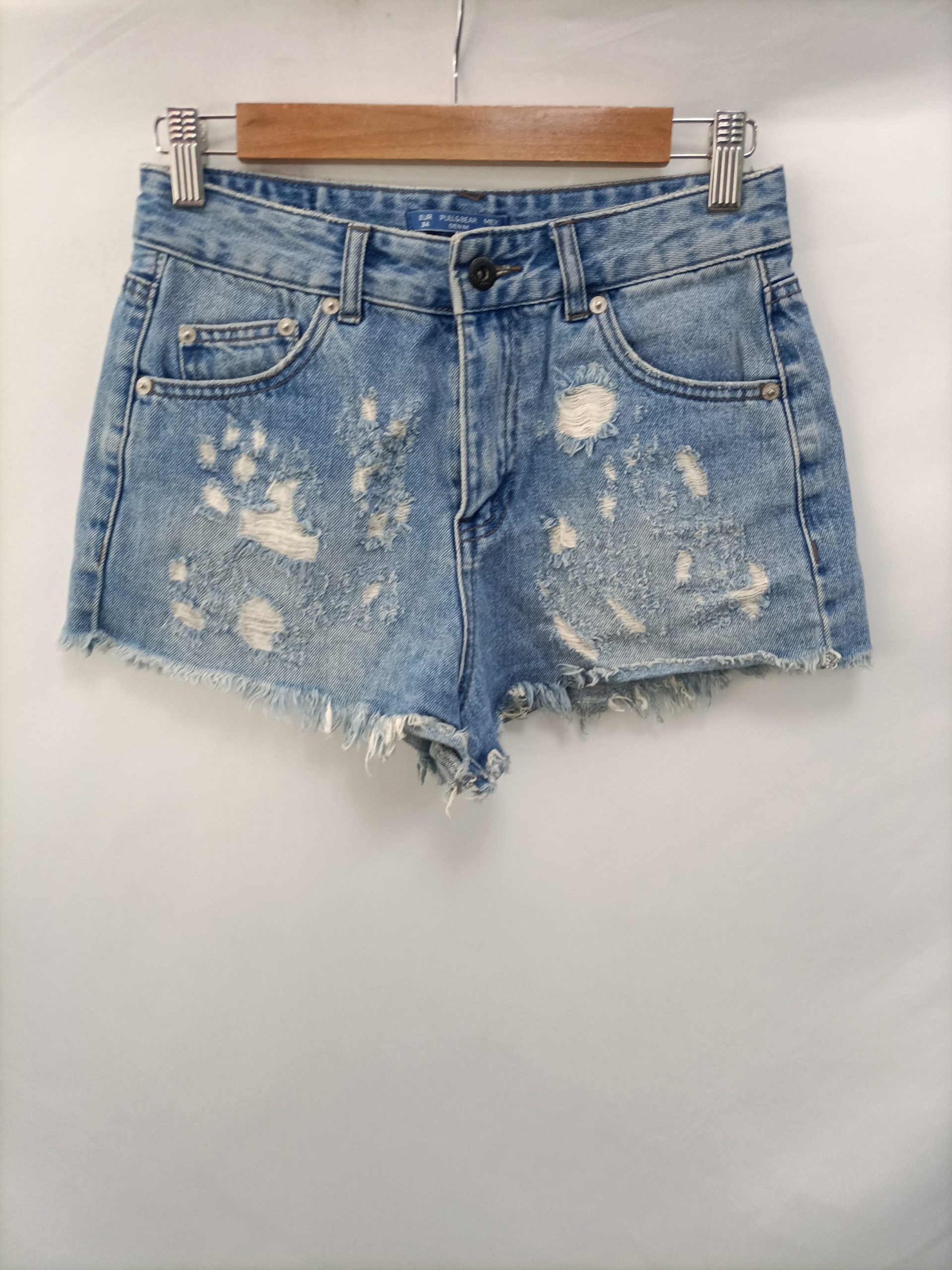 PULL&BEAR. Shorts denim rotos T.34