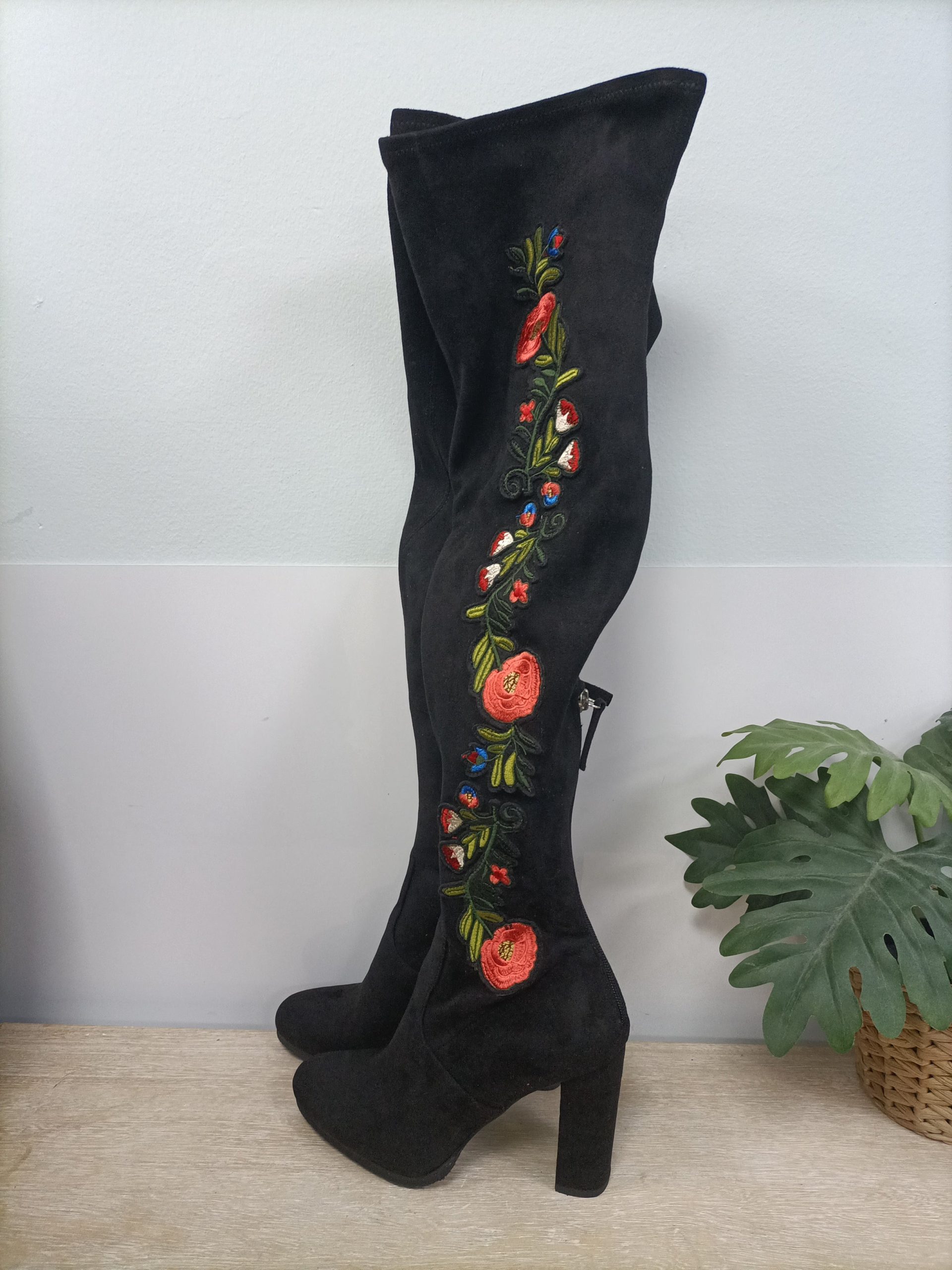 STEVE MADDEN. Botas altas bordadas T.39