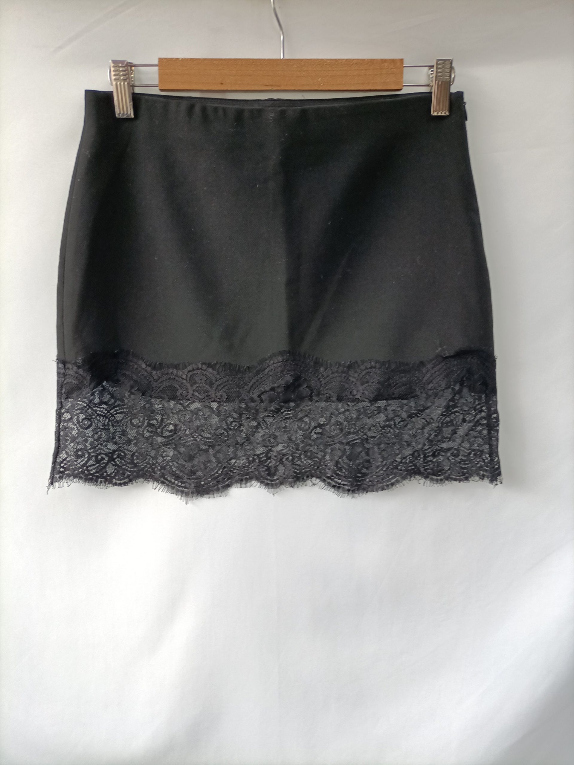 ZARA. Falda corta encaje T.xs