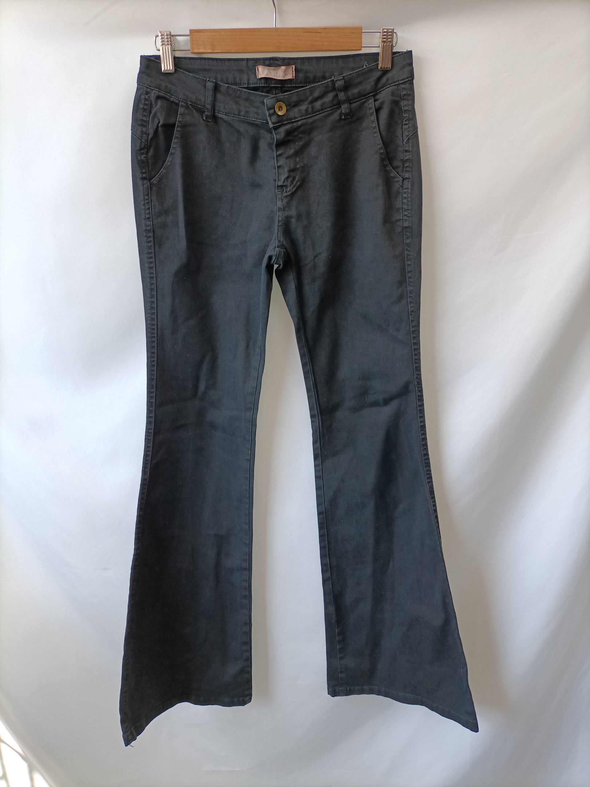 SO SWEET. pantalon negro vaquero muy acampandao T.m