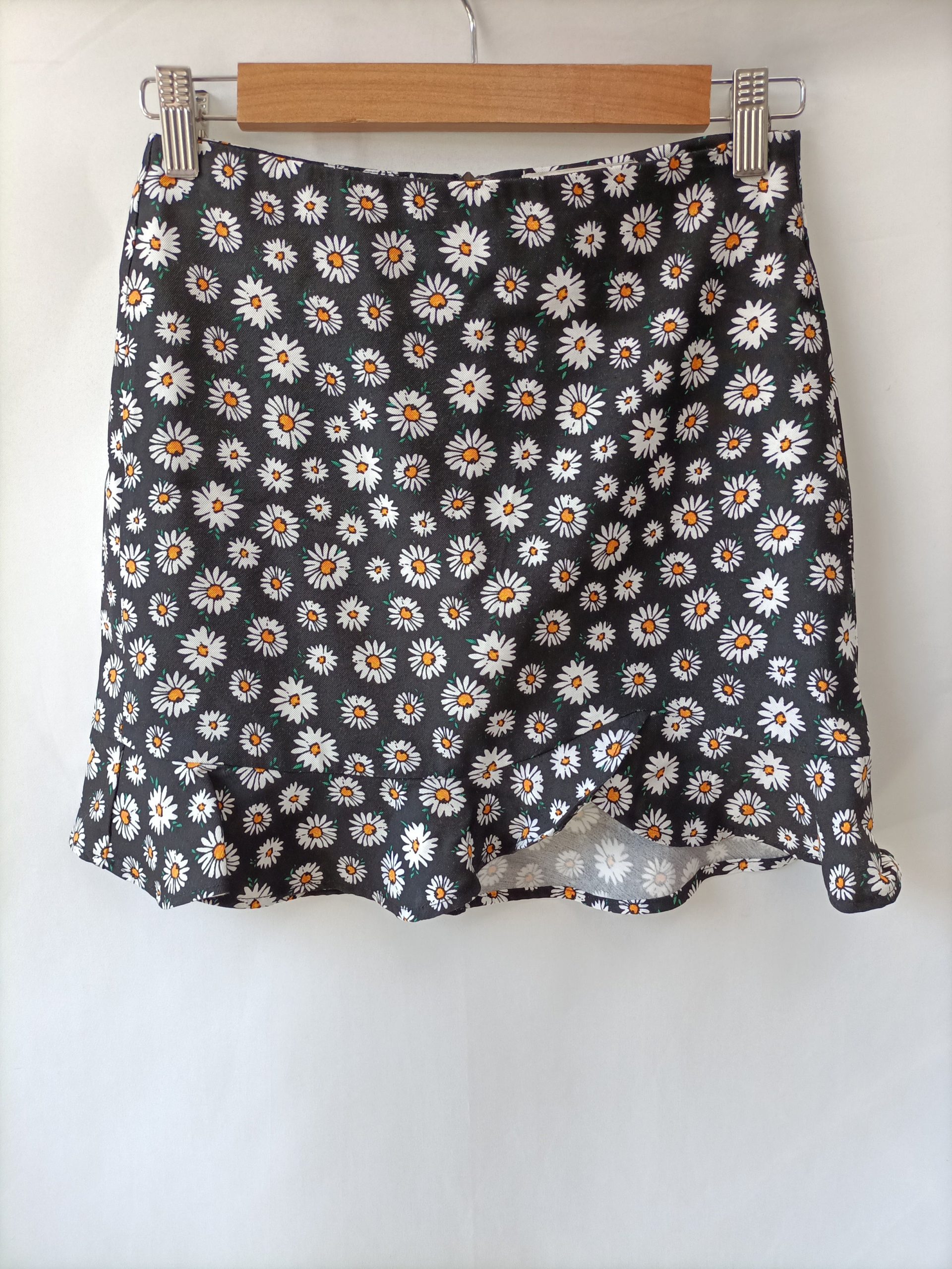 PULL&BEAR. Falda corta margaritas T.s