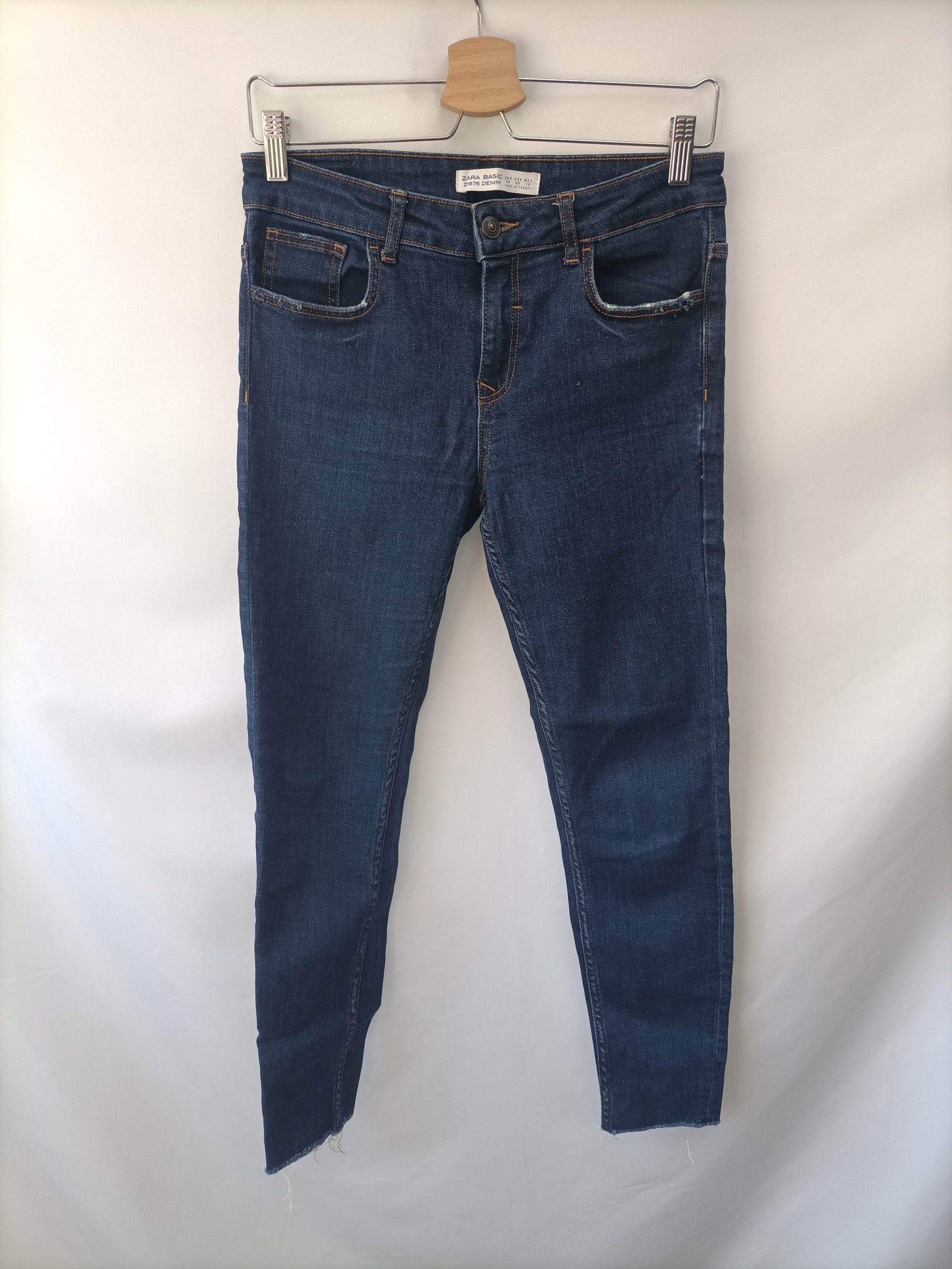 ZARA. Pantalón vaquero oscuro T.38