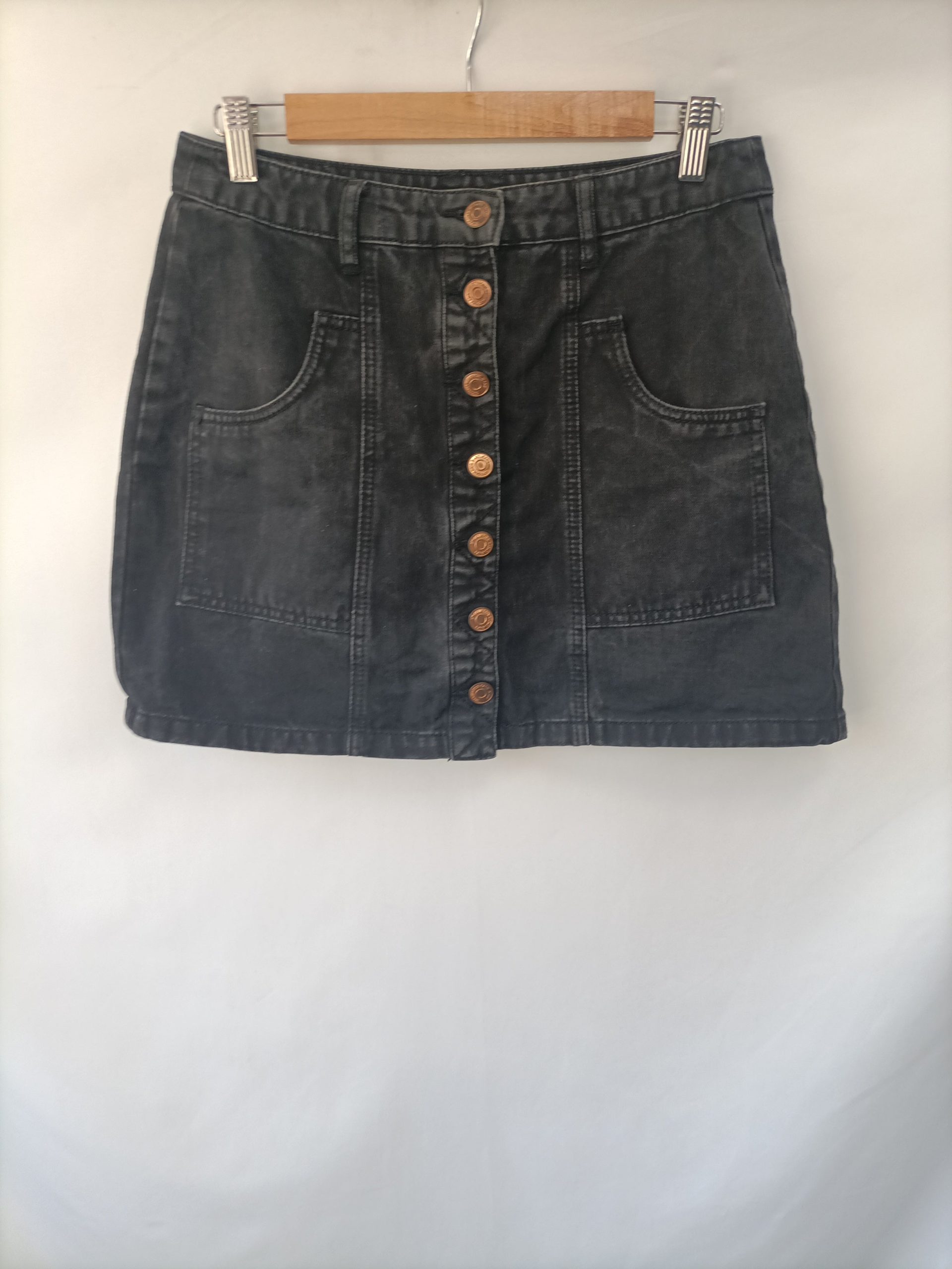 STRADIVARIUS. Falda negra Botones T.40