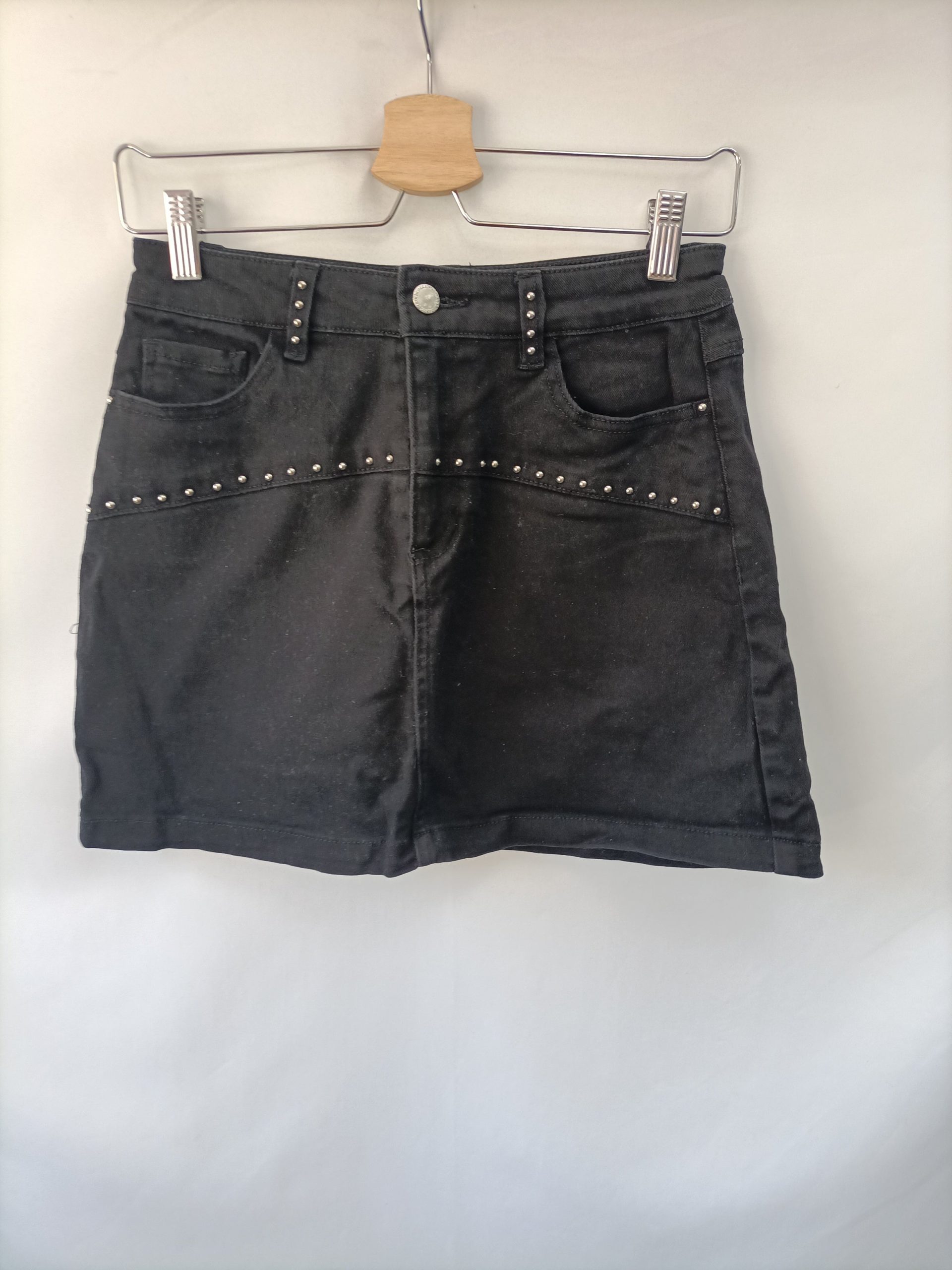 STRADIVARIUS. Falda negra tachuelas T.36