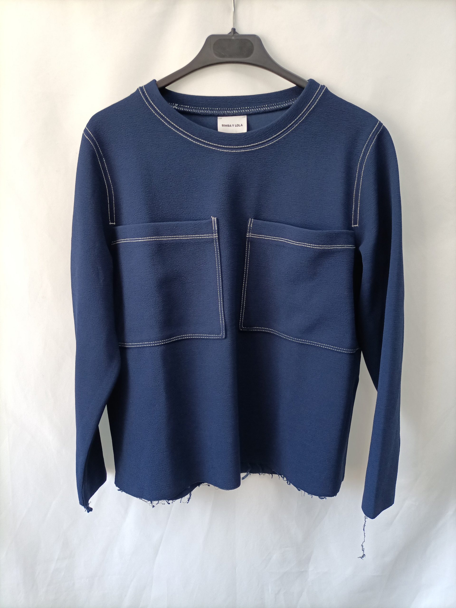 BIMBA Y LOLA. Camiseta azul bolsillos T.m