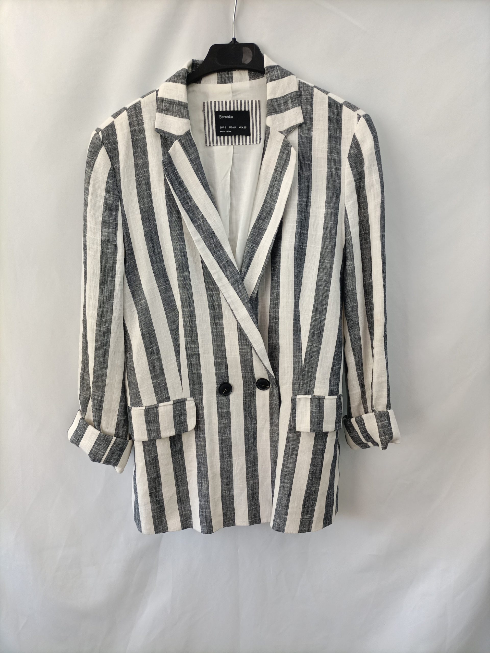 BERSHKA. Blazer rayas T.s