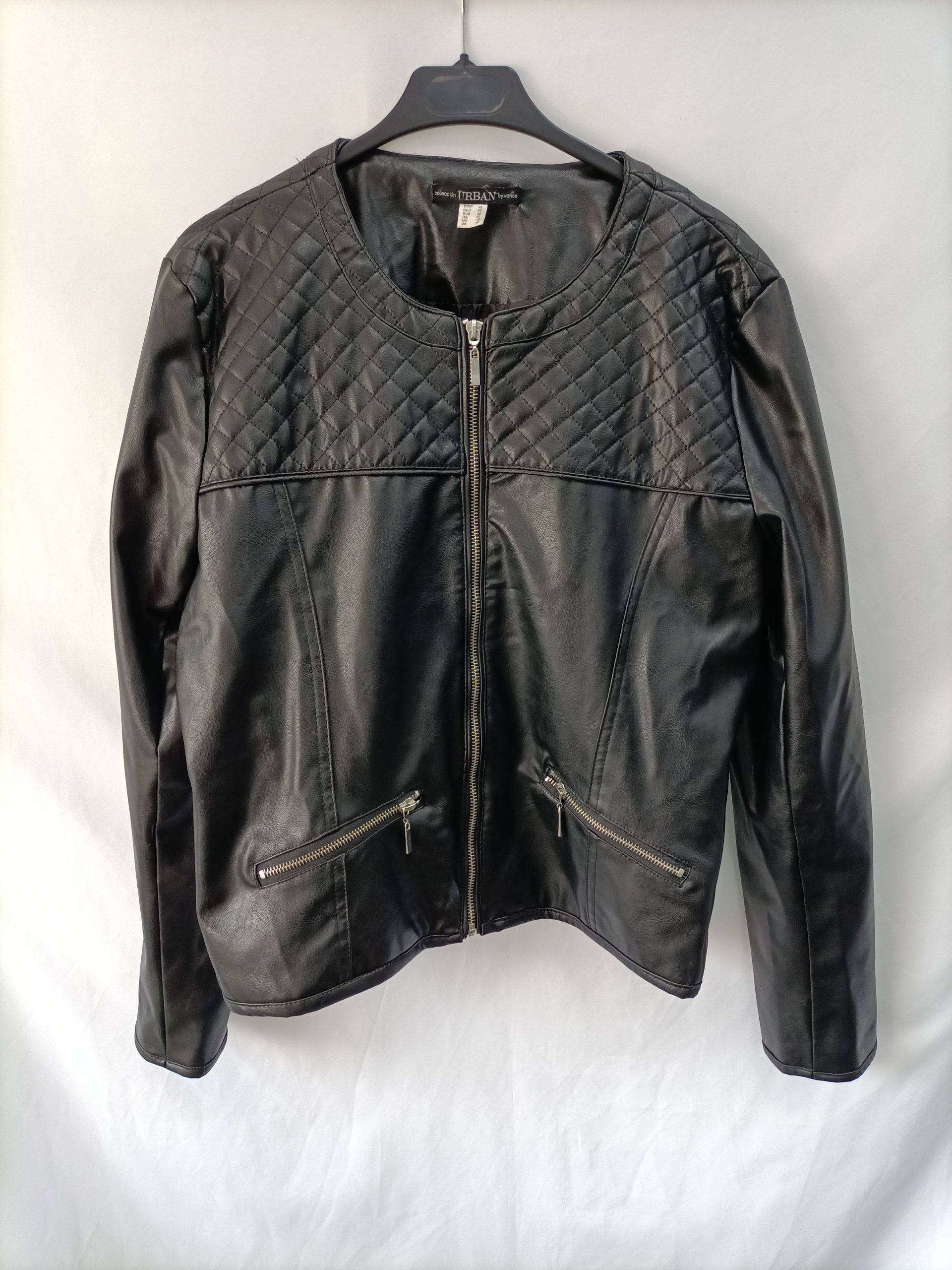 VENCA. Cazadora negra polipiel T.46