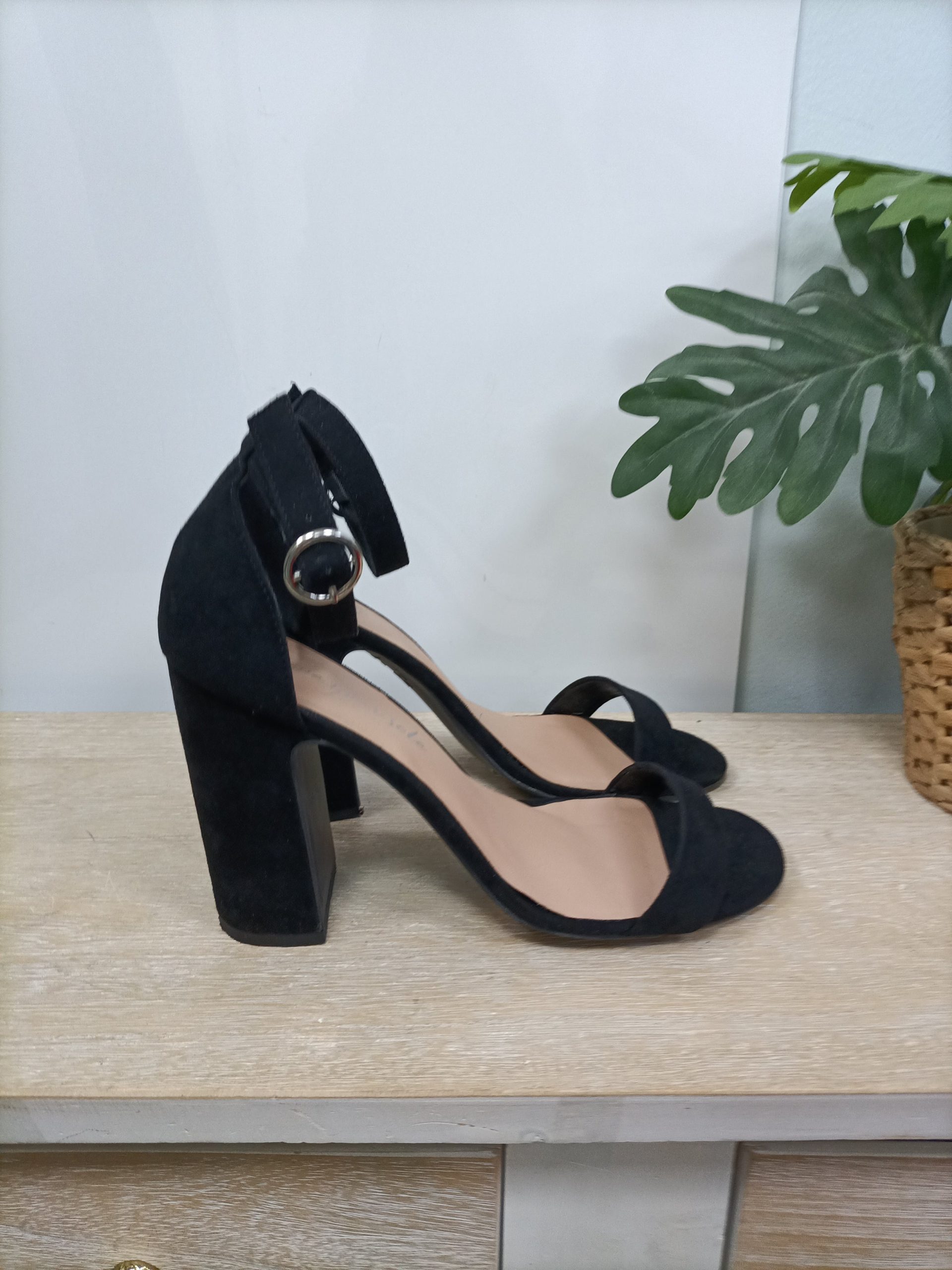 NEW LOOK. Sandalias negras T.41