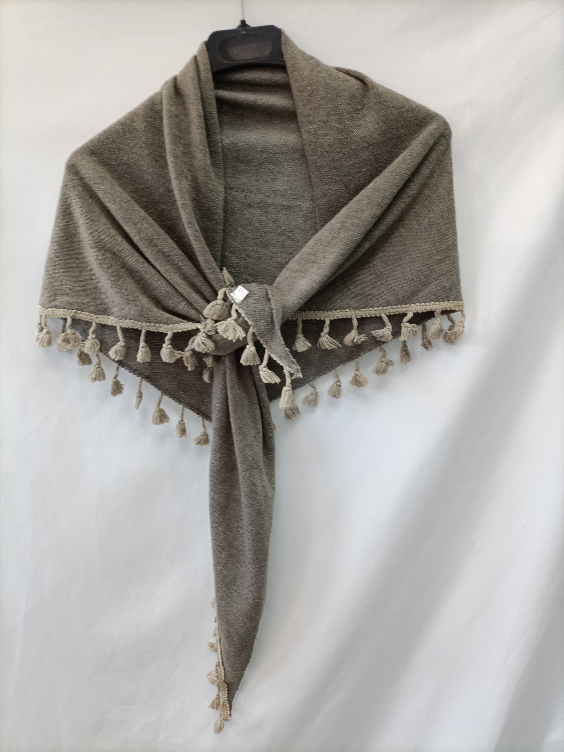 OTRAS. Chal de punto gris