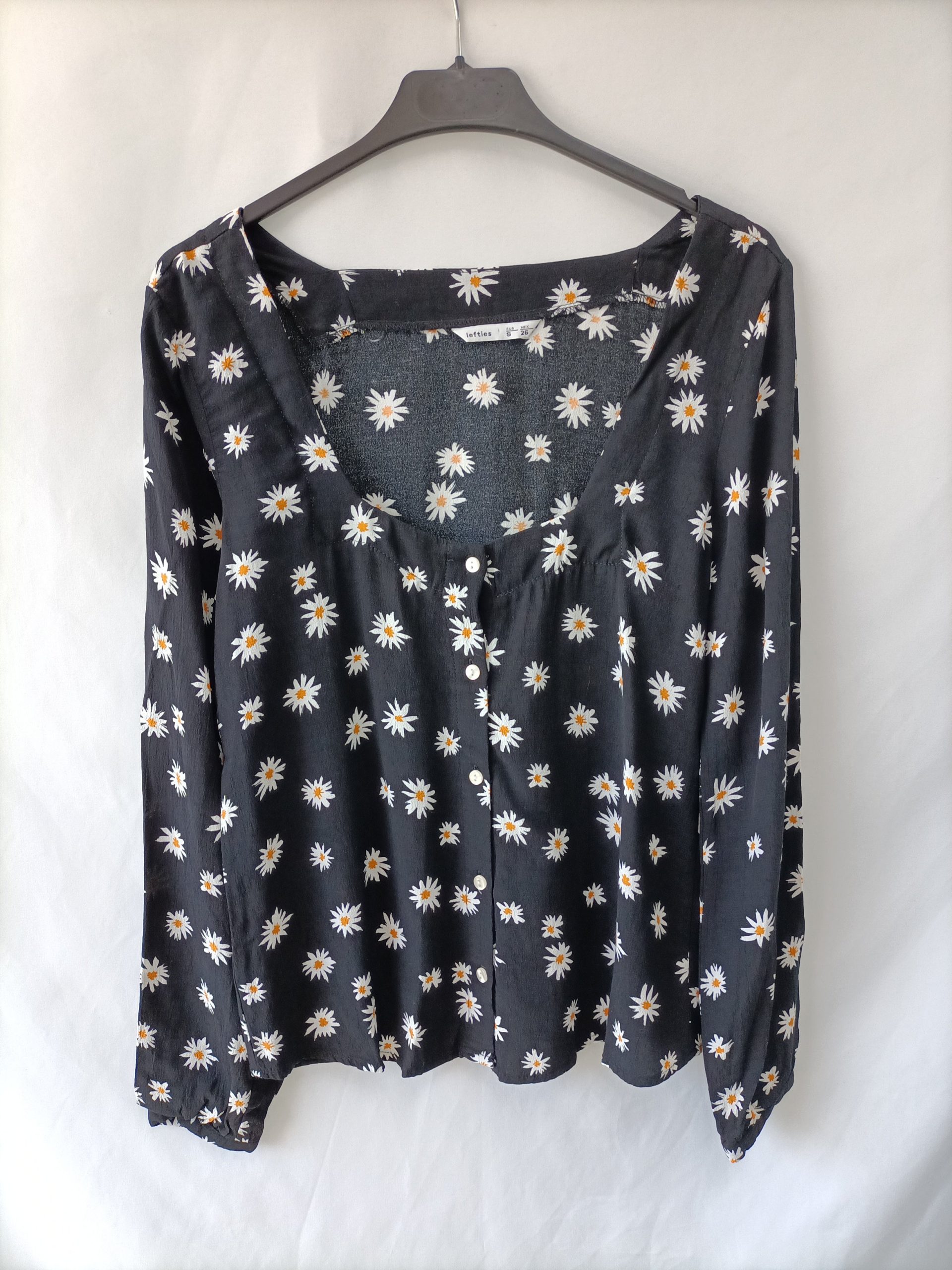 LEFTIES. Blusa negra margaritas T.s