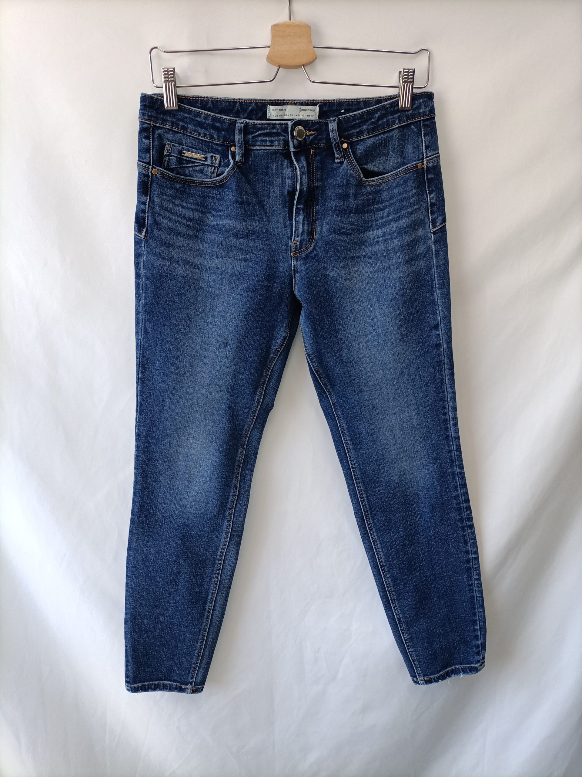 STRADIVARIUS. Pantalón vaquero T.40