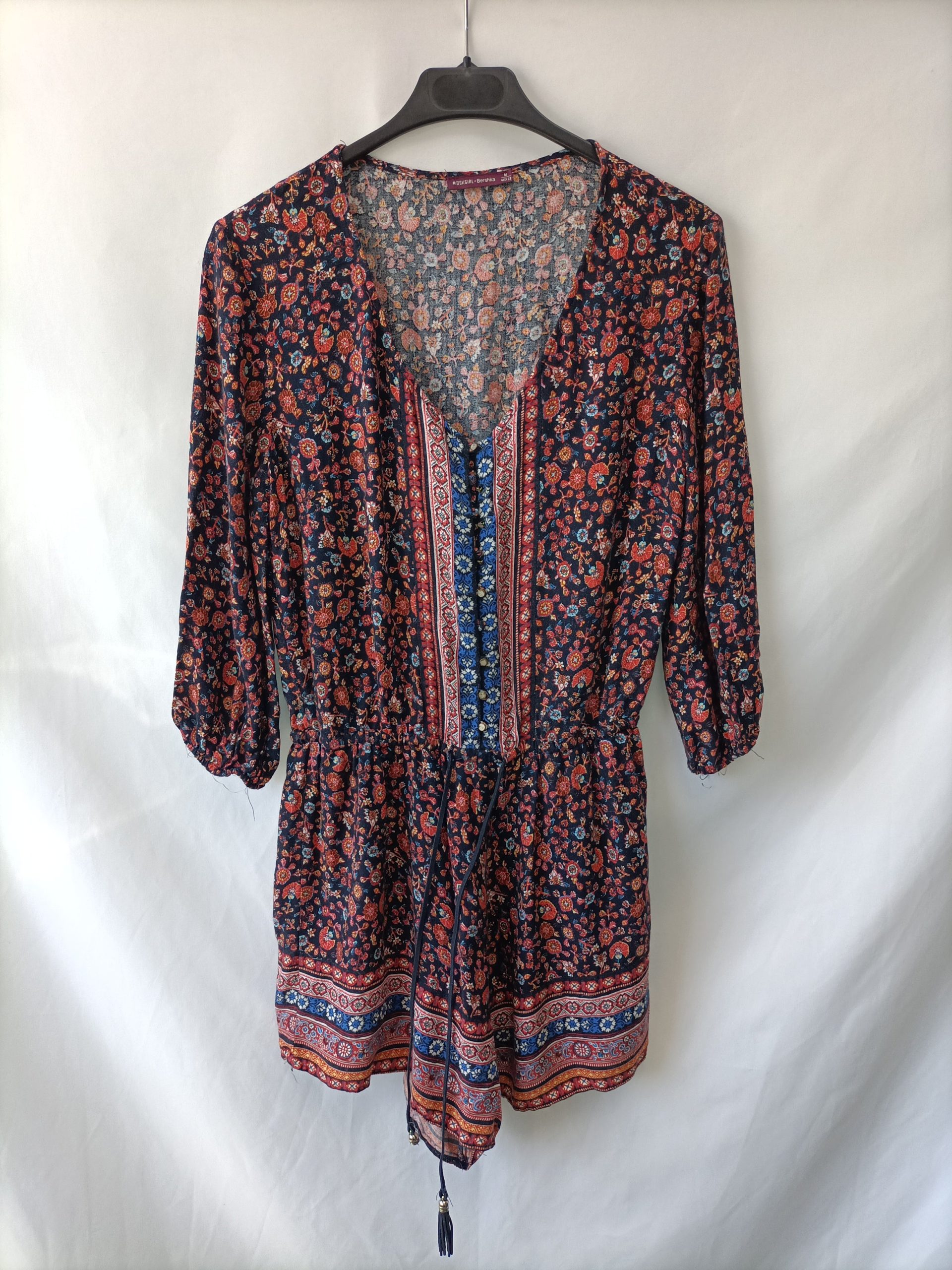 BERSHKA. mono azul flores T.s (tara)