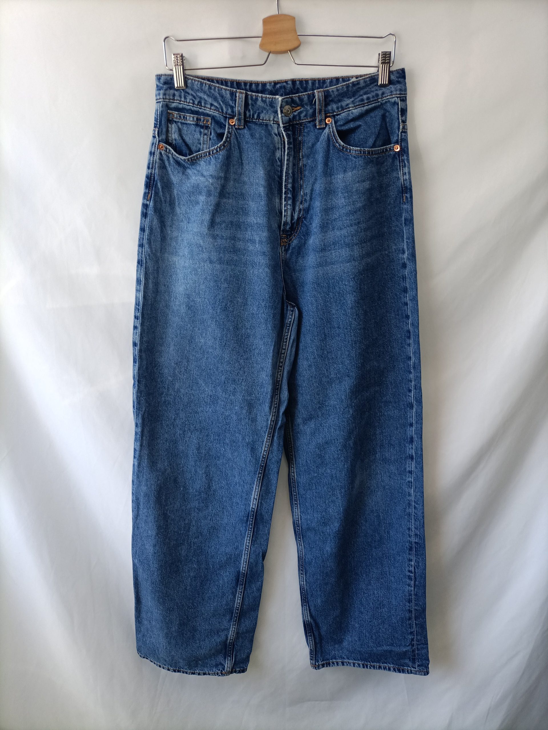 H&M. Pantalón vaquero ancho T.40