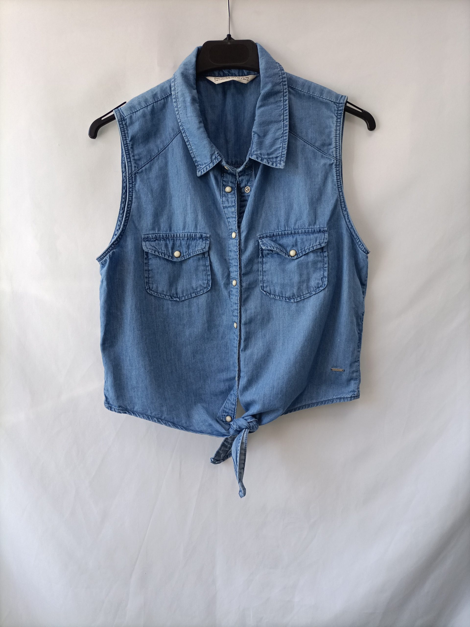 BERSHKA. Blusa denim sin mangas T.m