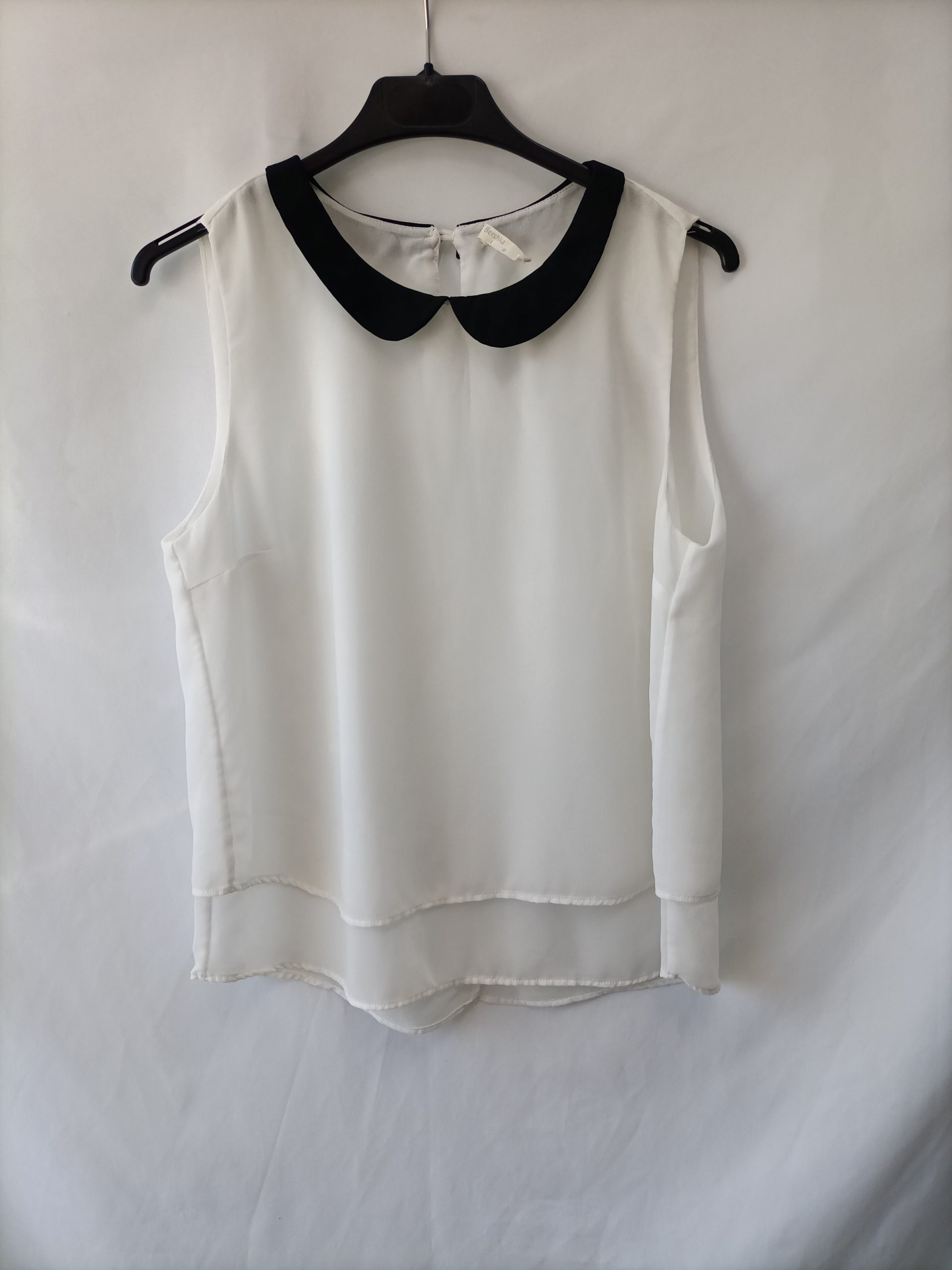 BERSHKA. Blusa blanca cuello T.l