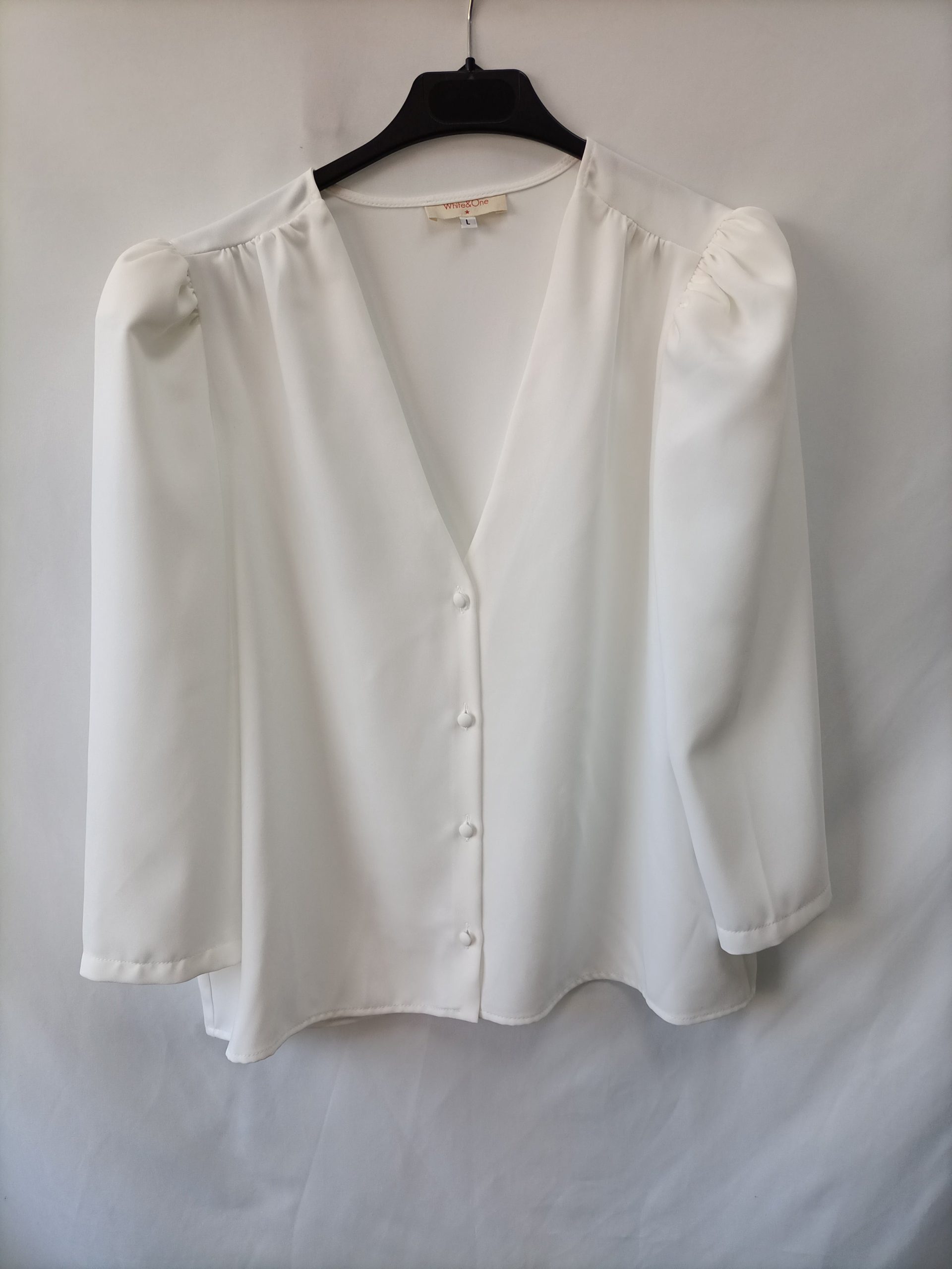 WHITE&ONE. Blusa blanca botones T.l