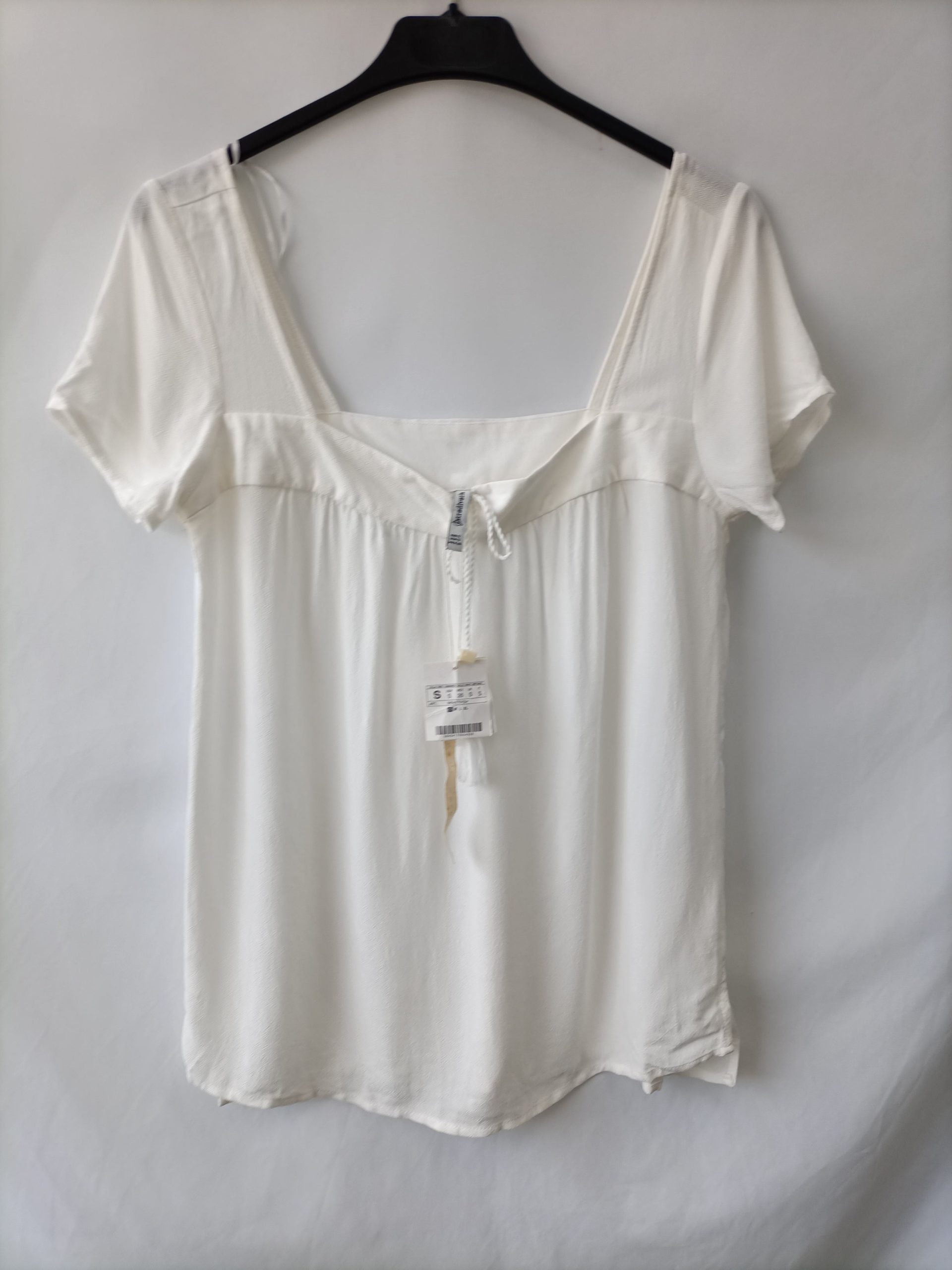 STRADIVARIUS. Blusa blaco roto de manga corta T.s