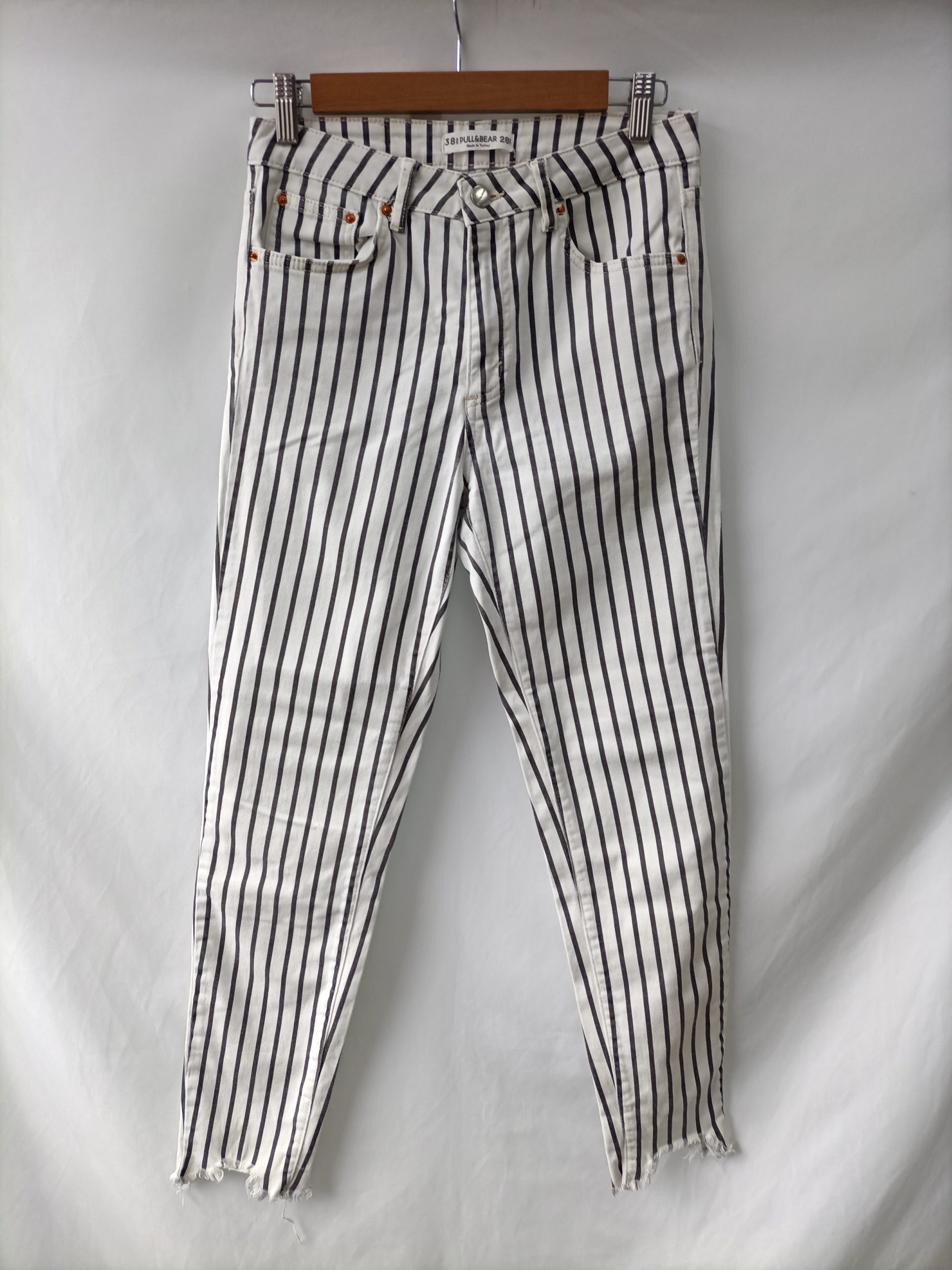 PULL&BEAR. Pantalón denim rayas T.38