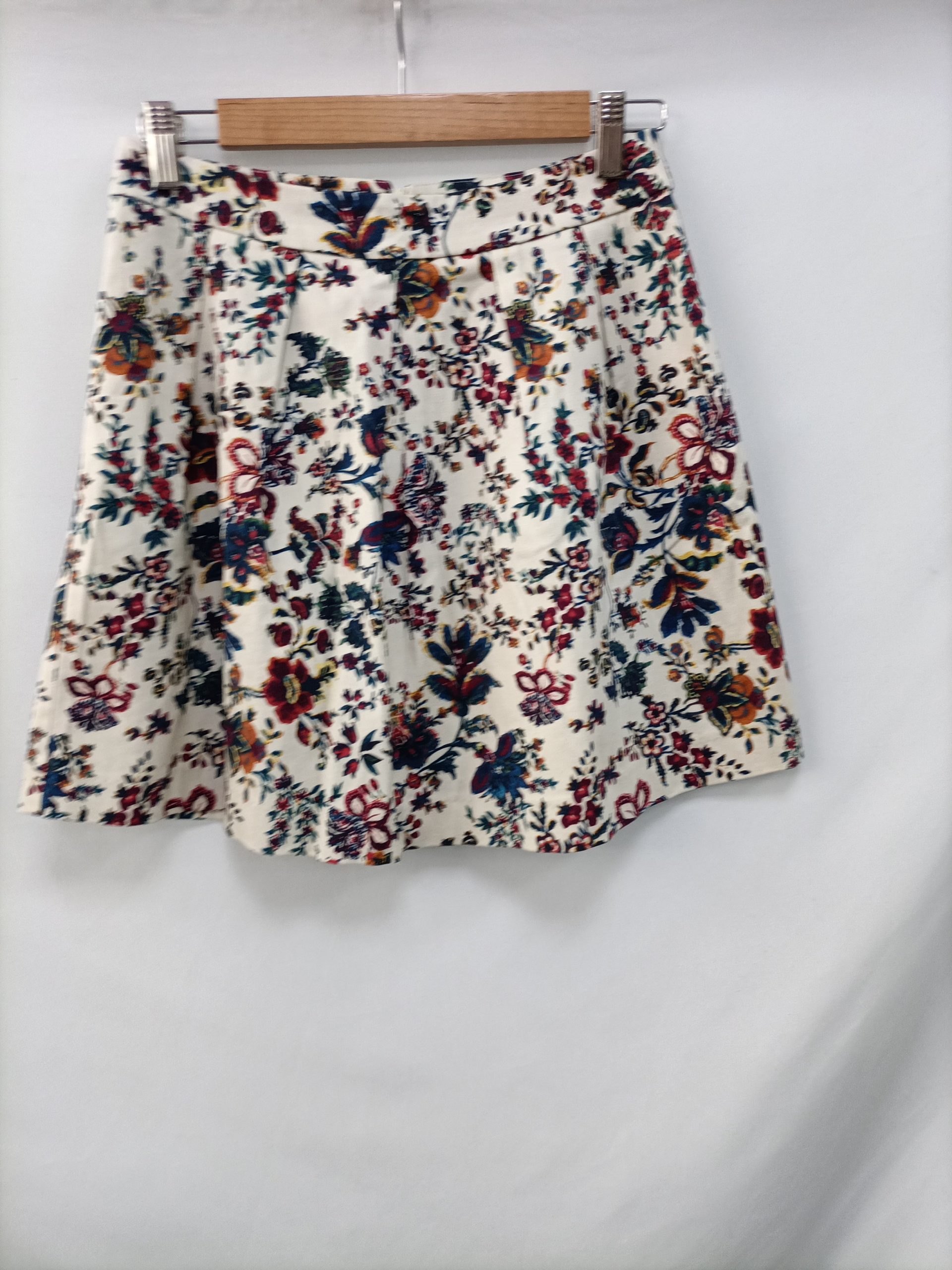 STRADIVARIUS. Falda corta beige flores T.36