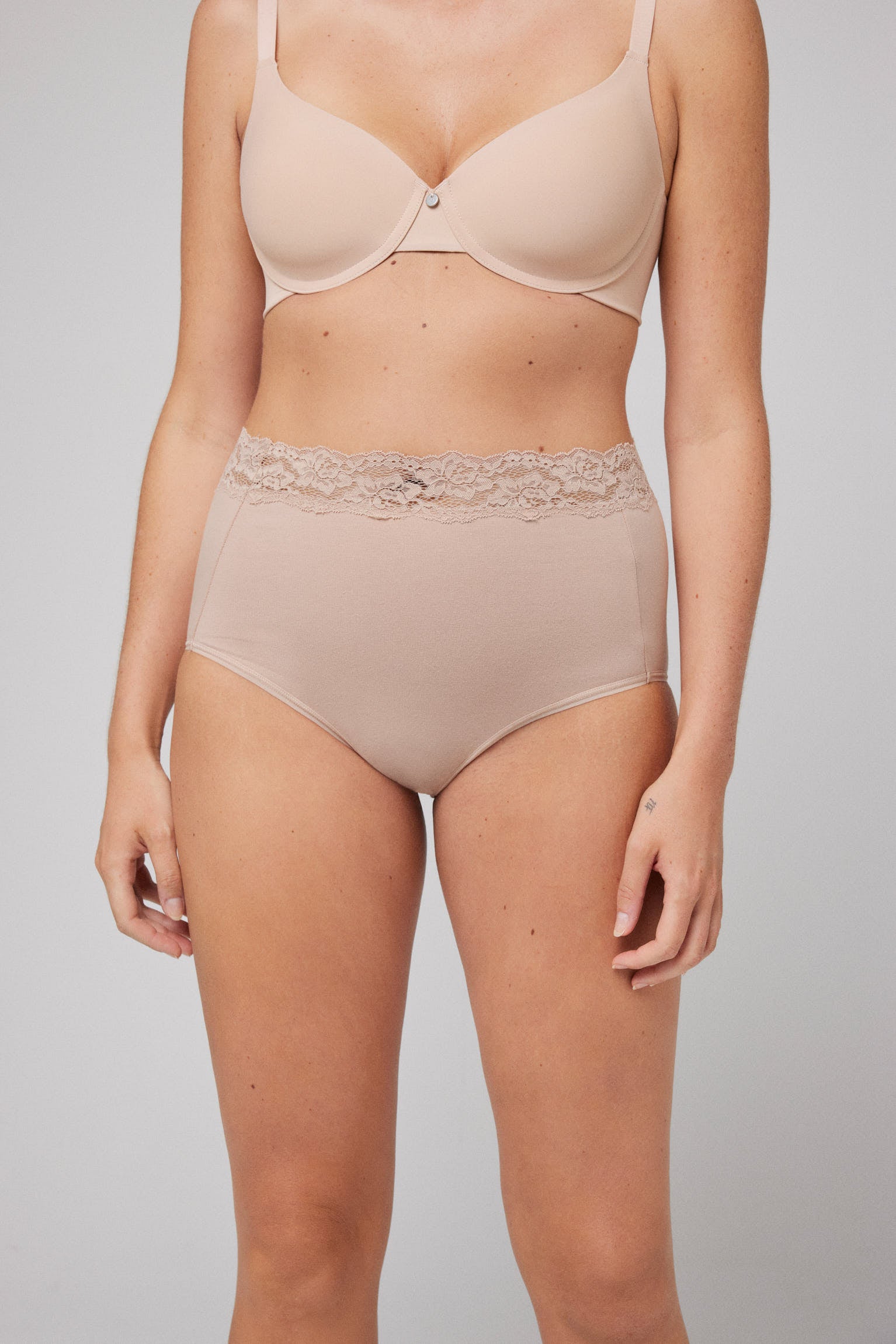 Braga alta de control detalle encaje nude