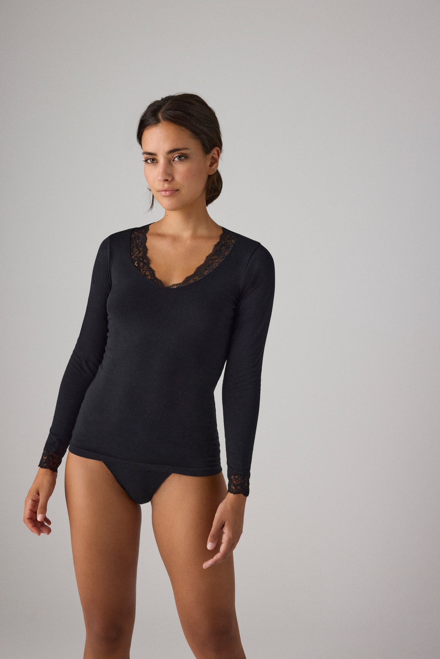 Camiseta manga larga encaje cuello y puños negro