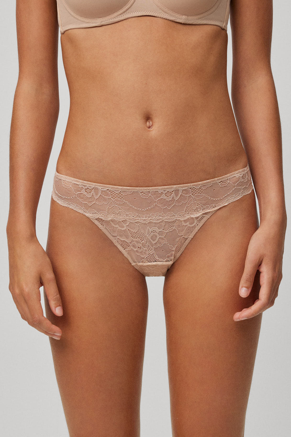 Braga mini encaje nude