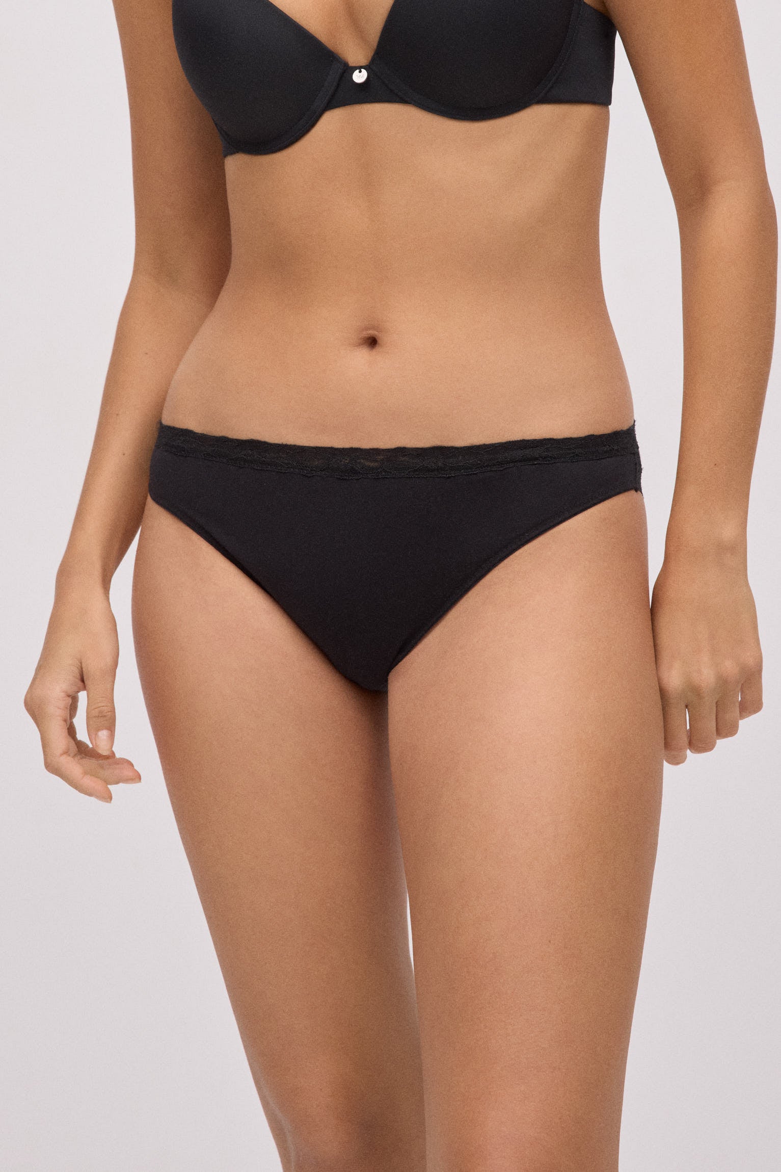 Braga mini detalles encaje negro