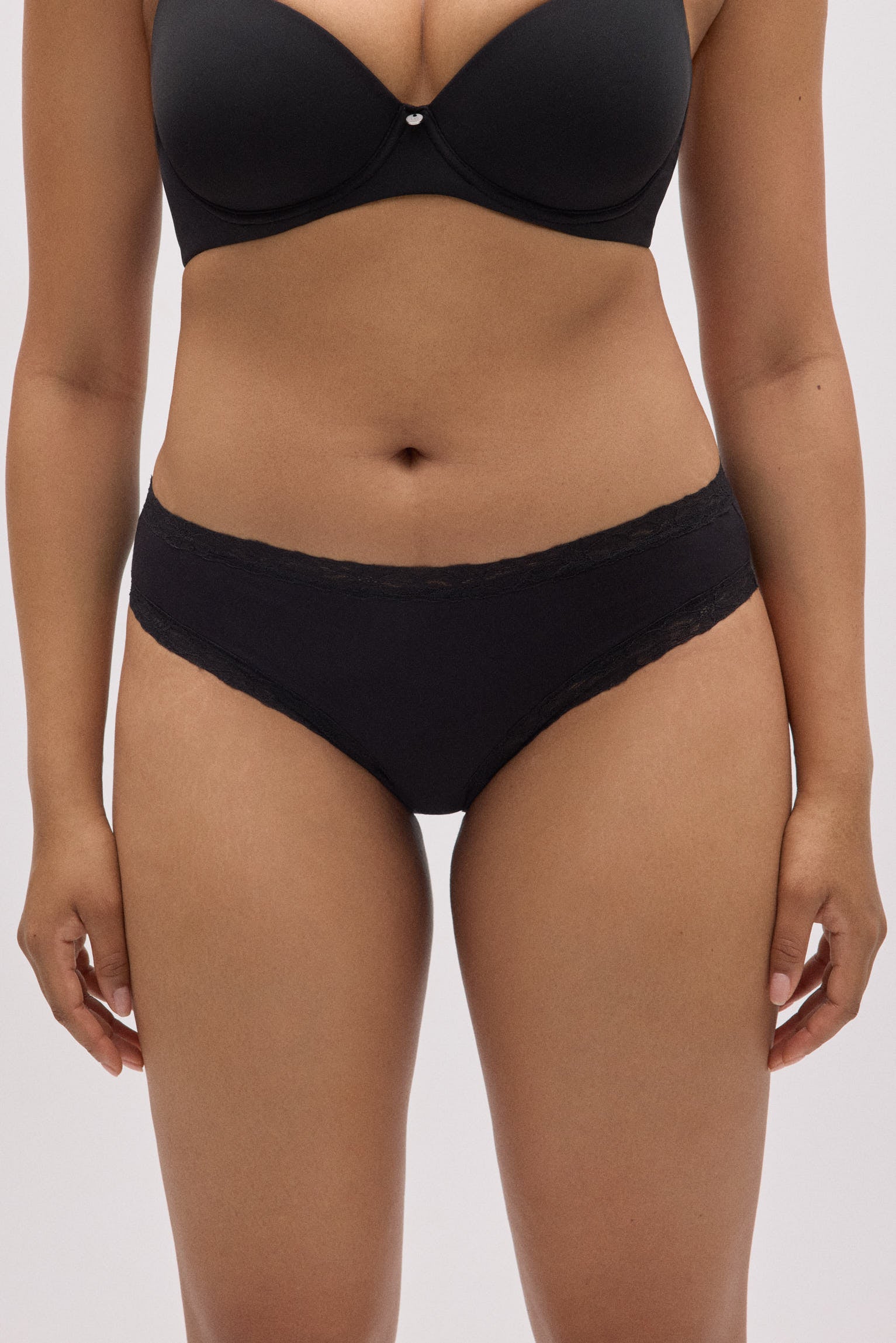 Braga midi detalles encaje negro