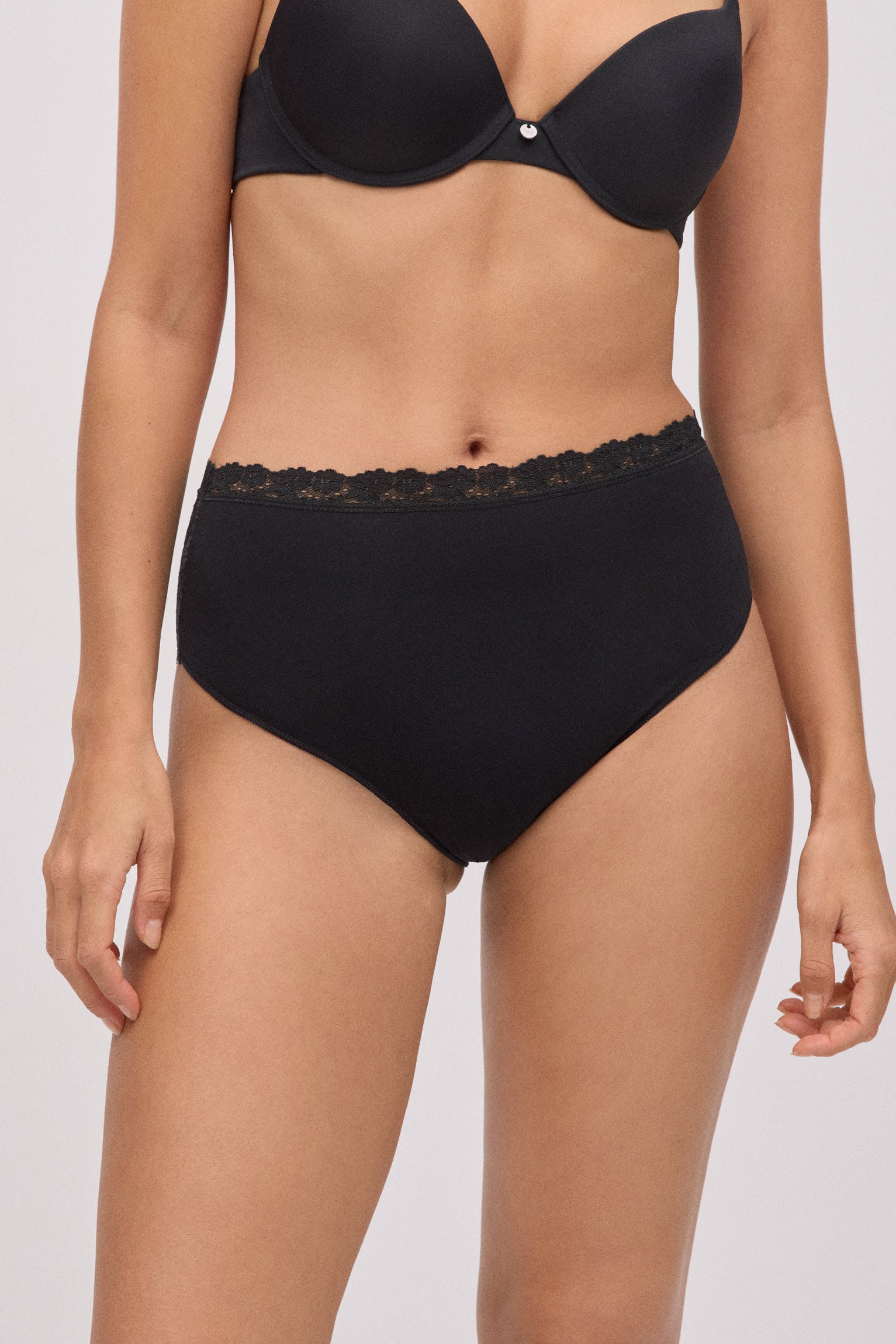 Braga alta algodón con encaje negro