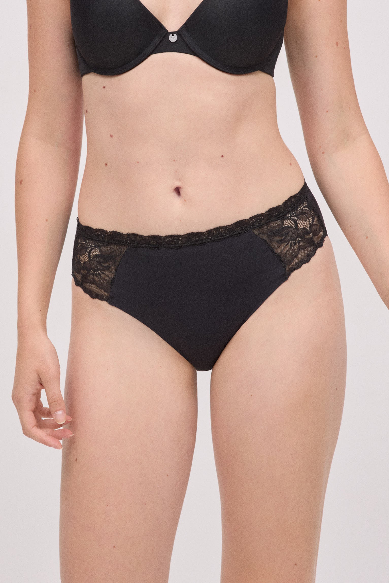 Braga midi elástica con encaje negro