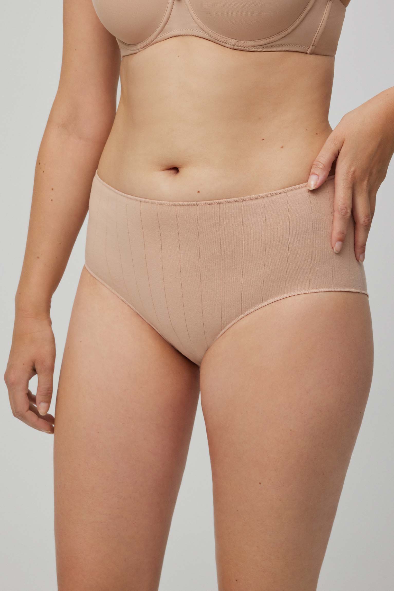 Braga alta canalé nude