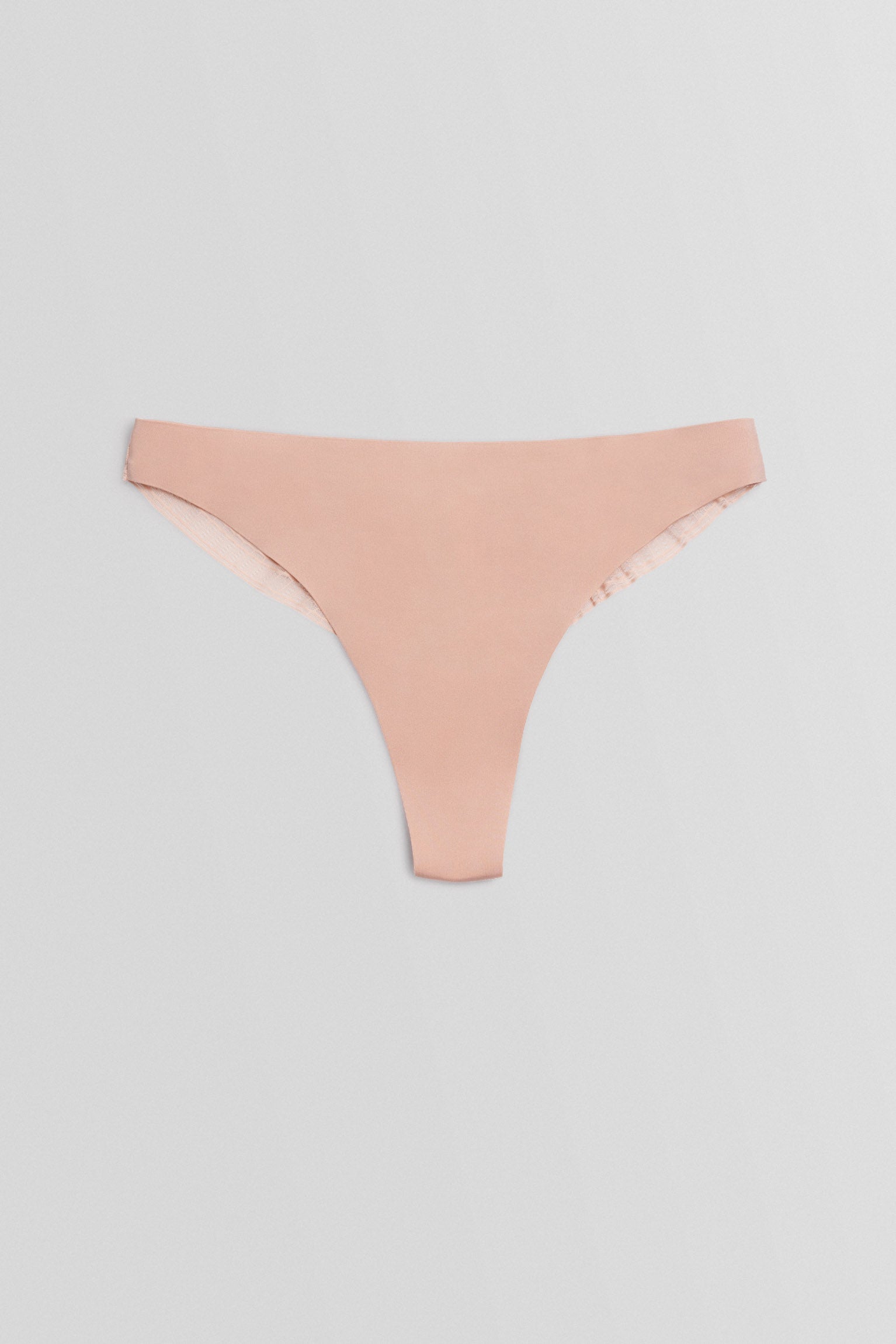 Tanga invisible con encaje nude