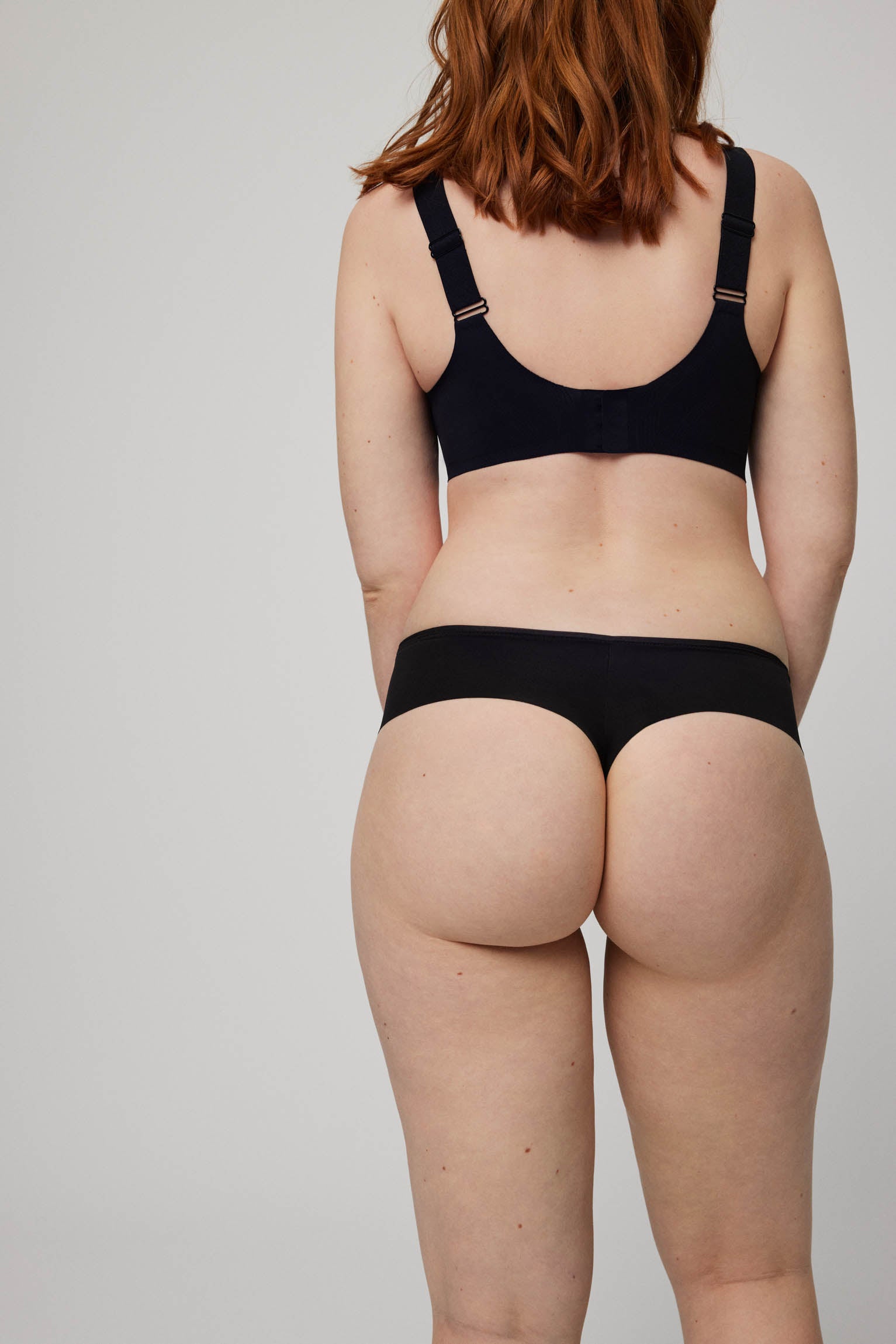 Tanga alto de control con acabados invisibles negro