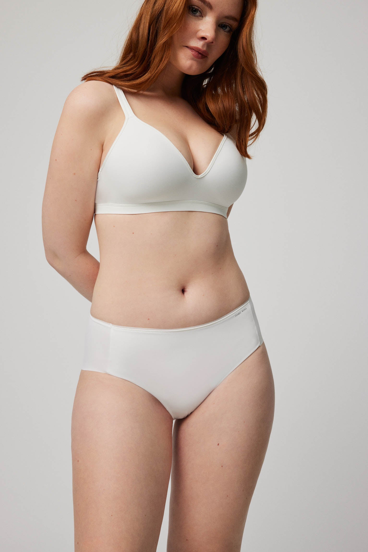 Braga de control con acabados invisibles blanco