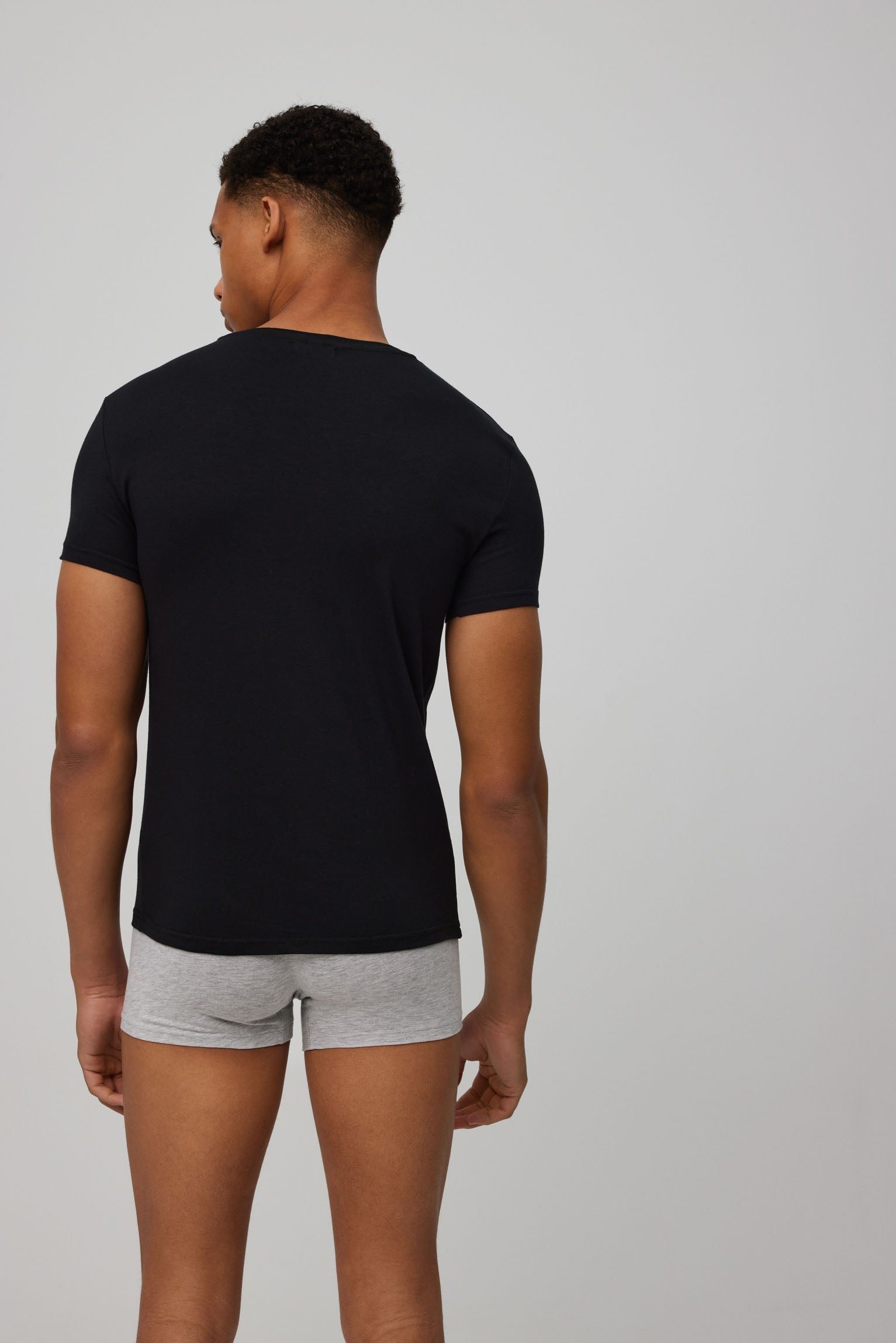 Camiseta interior manga corta cuello pico negro