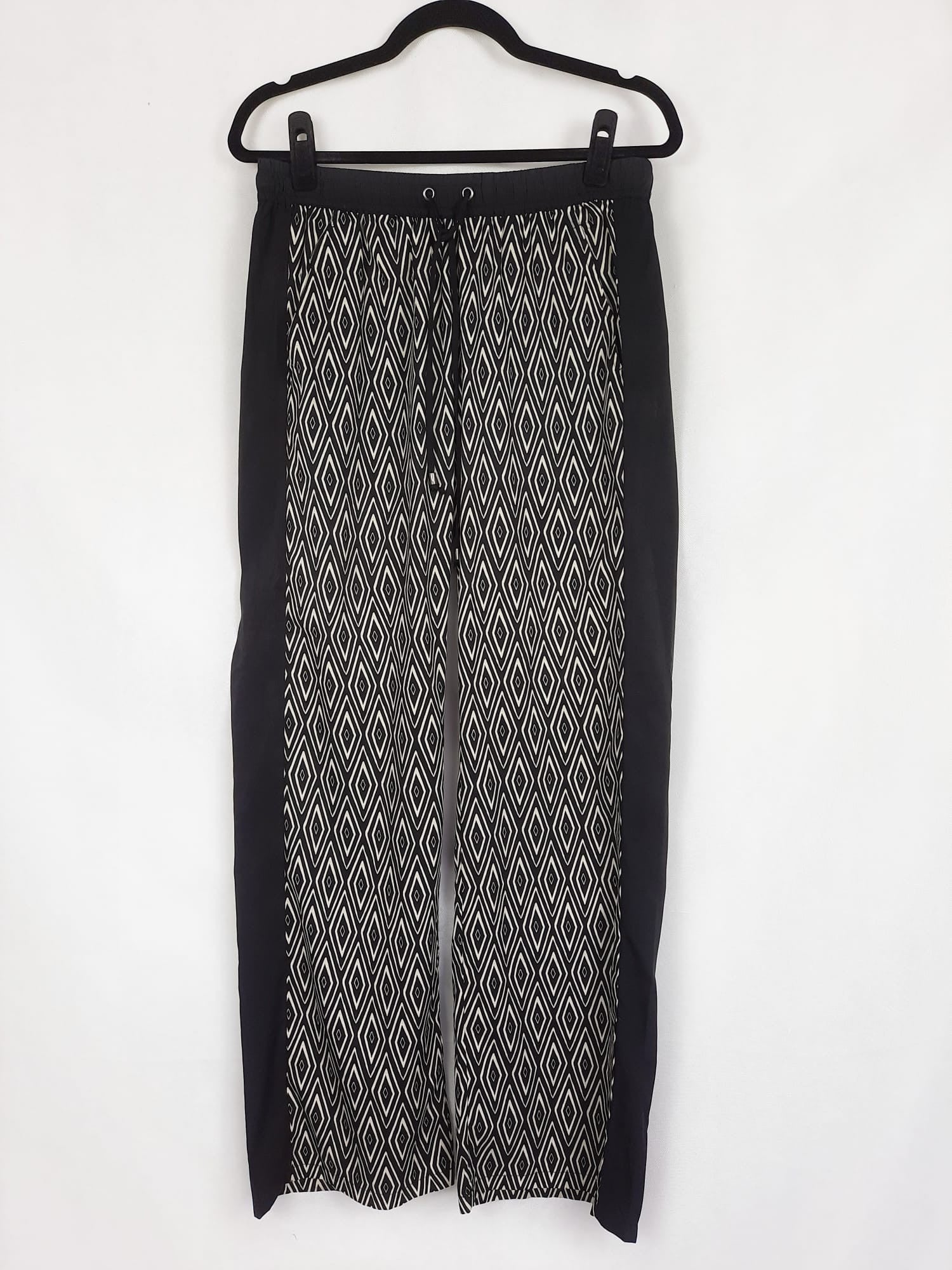 STRADIVARIUS. Pantalón fluido talla S