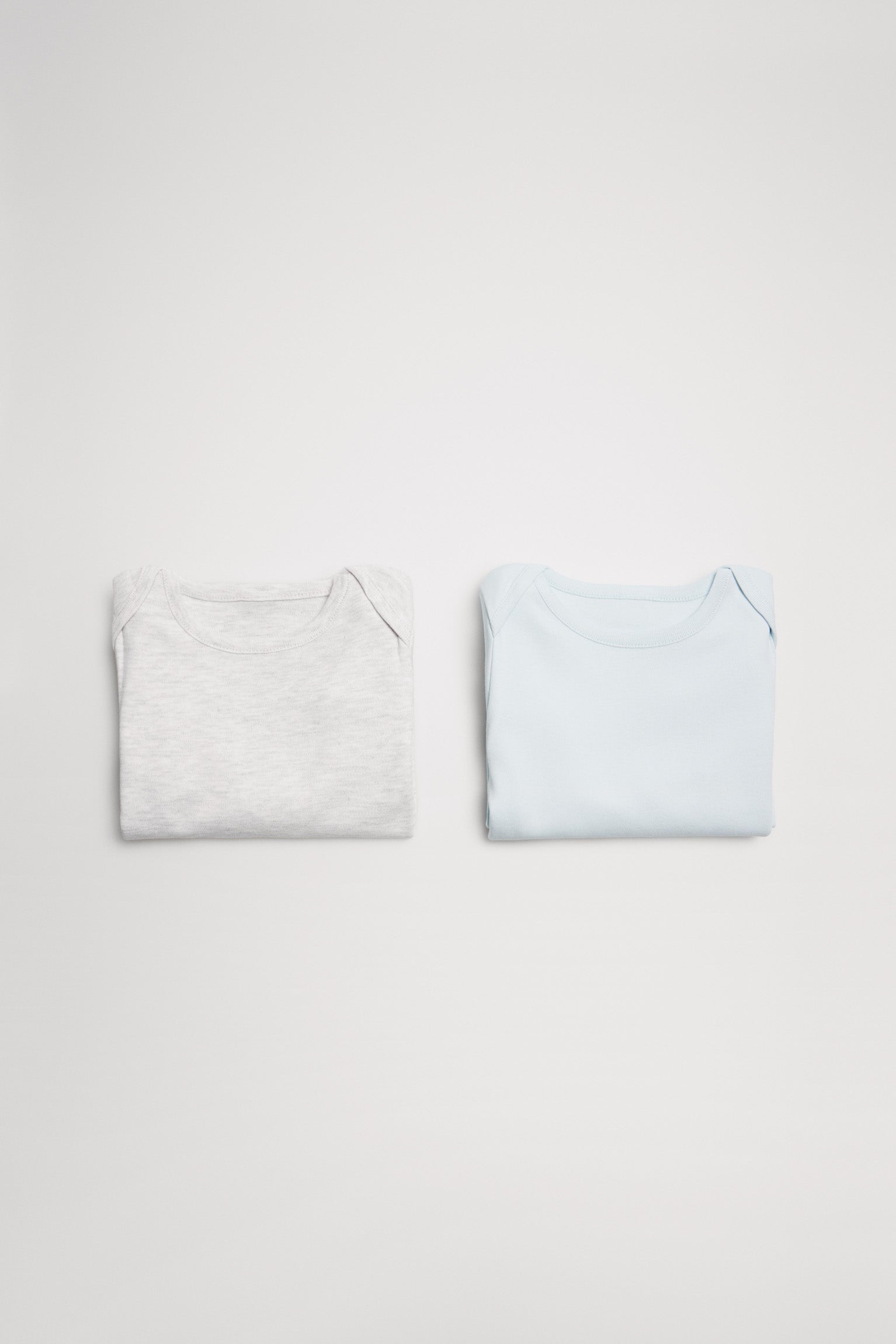 Pack 2 bodies bebé básicos manga larga solapas azul y gris