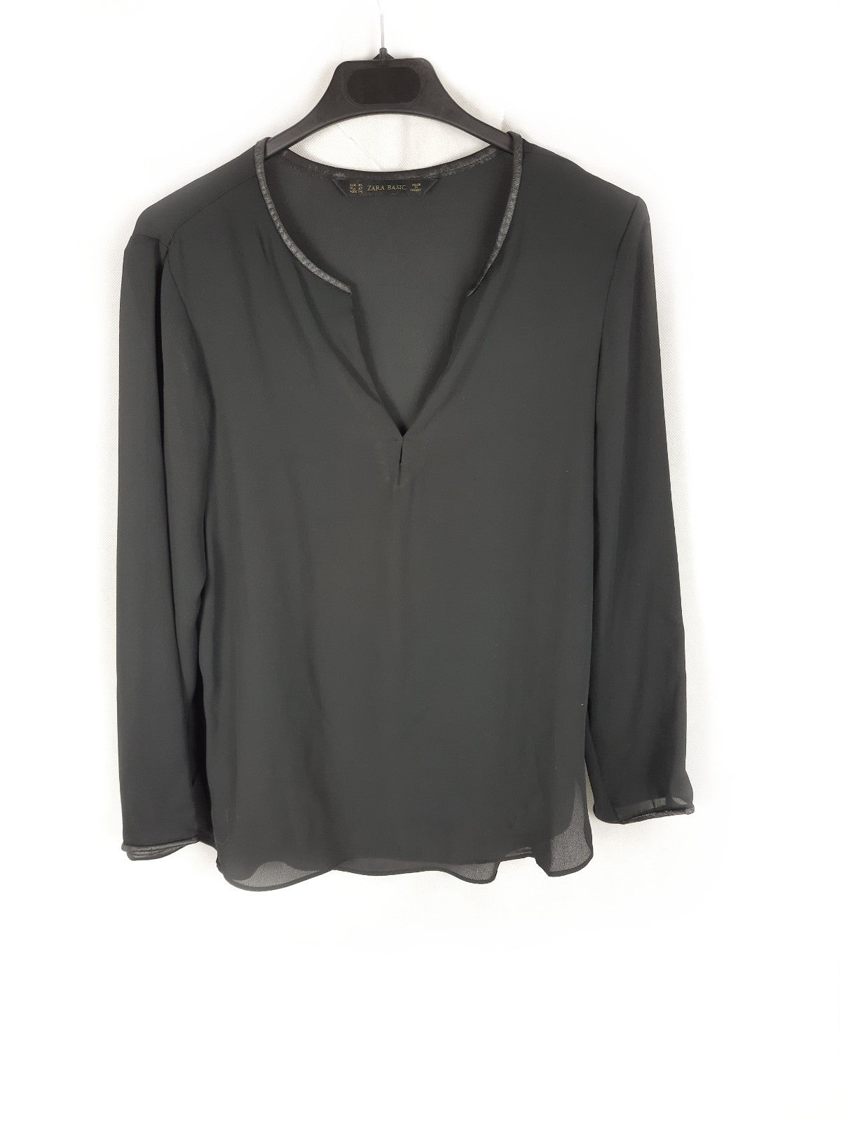 ZARA.Blusa negra pico T.xs